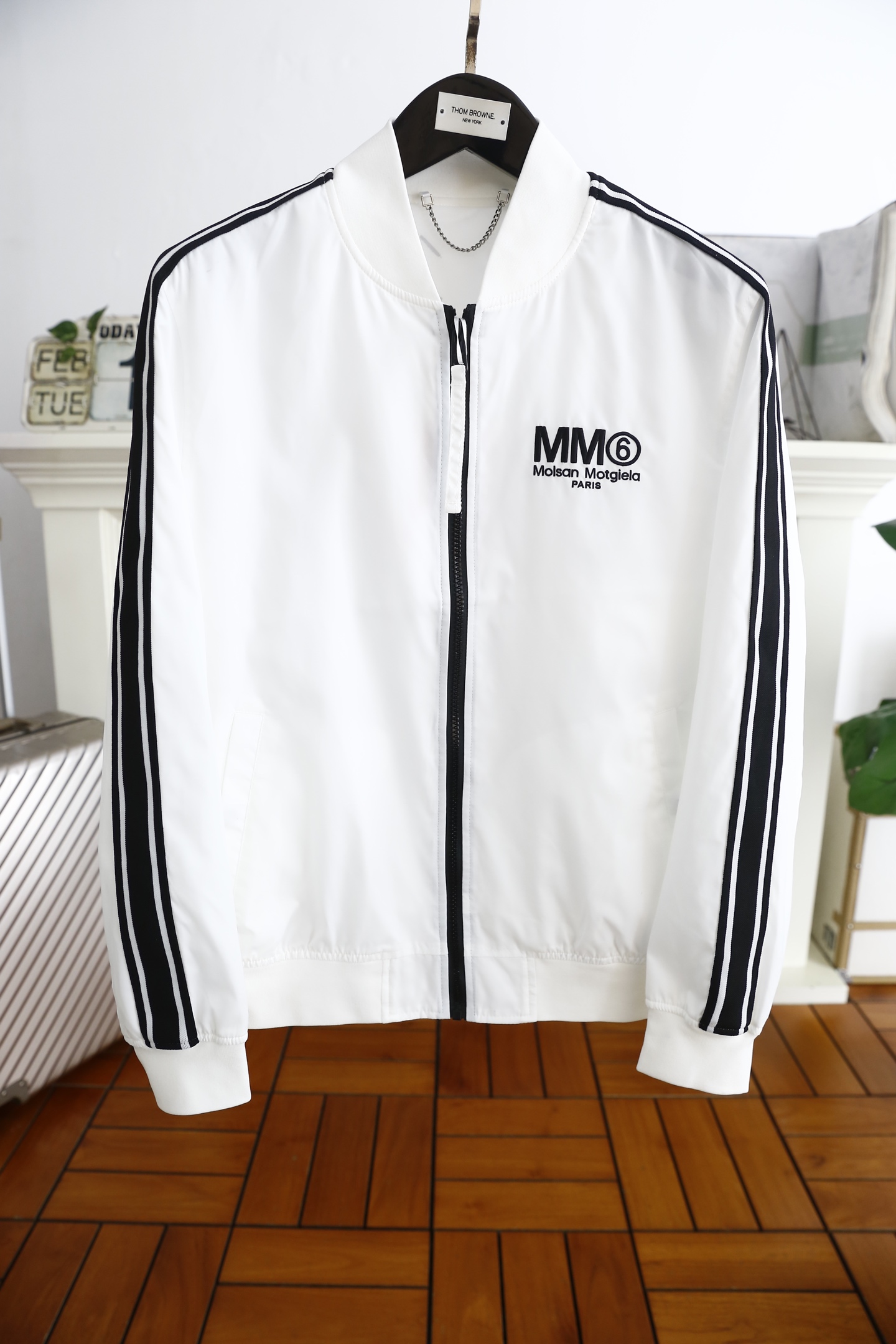 NO:116368,Martin Magira. New Men's Jacket for Spring 2025!  Trading company channel goods, a very popular single item!  The logo of fashionable hooded paired with luxurious classic brand elements is very distinctive and has a stunning effect, demonstrating the extremely high brand fashion proposition and perfectly interprets the characteristics and soul of the brand!  It is made of comfortable and warm fabric, with high-quality texture, exquisite and exquisite detailing and exquisite auxiliary materials. It is a single product with extremely high shaping. Its appearance on the street is absolutely eye-catching and has an excellent equipment that can be selected from thousands of people!  Counter size M-3XL, shipped the next day!  ,,masion margiela,jackets & coats,jackets & coats,hats,alexander wang19860909马丁马吉拉. 2025春季新品男士夹克外套！贸易公司渠道货 人气极高的一款单品！时尚连帽搭配奢华经典品牌元素logo辨识度非常鲜明,效果惊艳,彰显了极高的品牌时髦主张,完美诠释了品牌的特质及灵魂所在！采用舒适保暖面料高克重材质,质感非常细腻,细节工艺精湛考究,辅料皆为外商客供,塑造性极高的一款单品,出街造型绝对招眼吸睛,万里挑一的绝佳装备！专柜尺码M-3XL,隔天出货！,,masion margiela,jackets & coats,jackets & coats,hats,alexander wang,Men's clothing