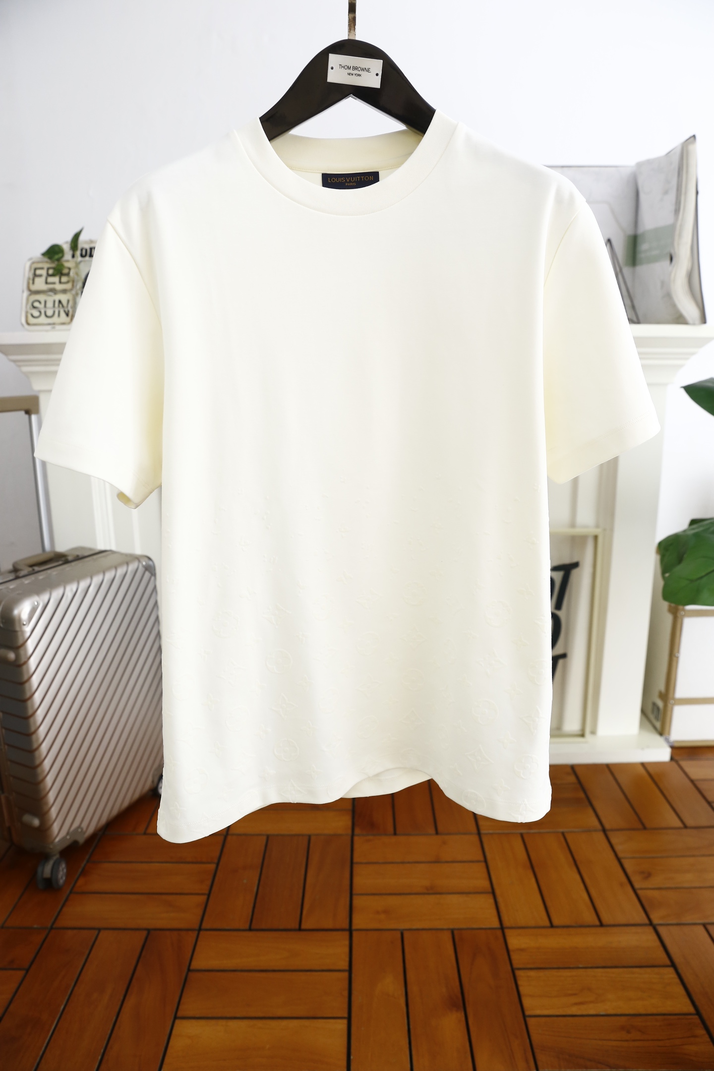 NO:116383,Louisville*/Lv. New spring 2025!  Fashionable men's casual round neck short-sleeved fashion item design, more fashionable and comfortable, high-standard customization, very stylish upper body, luxurious and classic brand LOGO pattern Customer-supplied auxiliary materials, customer-supplied imported high-end double mercerized cotton fabric with very delicate texture, exquisite details and exquisite craftsmanship, extremely shaping item, can be matched with any fashion, super good style, a must-have item for trendy men. Counter size: M-3XL, large and loose version!  Shipping the next day!  ,,louis vuitton,louis vuitton,T-shirt,alexander wang19860909路易威*/Lv. 2025春季新款！时尚男士休闲圆领短袖时尚单品设计,更加时尚舒适,高标准定制,上身非常有型,奢华经典品牌LOGO 图案 客供辅料,客供进口高档双丝光棉面料质感非常细腻,细节工艺精湛考究,塑造性极高的一款单品,任何时装都可以搭配,版型超级好 潮男必备单品 专柜尺码:M-3XL,偏大宽松版！隔天出货！,,louis vuitton,louis vuitton,T-shirt,alexander wang,Men's clothing