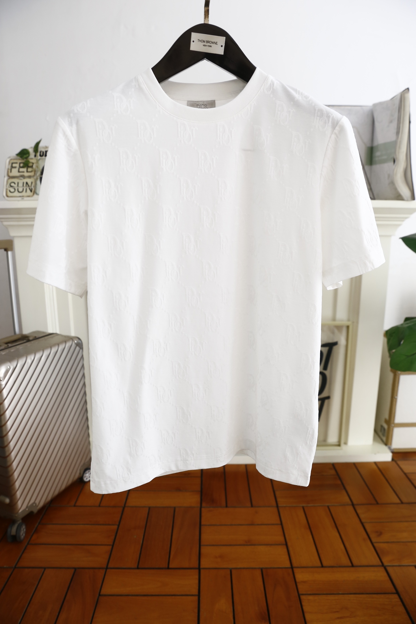 NO:116380,Dior/Christian Di*r. 2025 spring new men's short-sleeved heavyweight stunt items, new espresso style high street mix and match tone with flavor, eye-catching and powerful work. The luxury brand full jacquard LOGO pattern design has rich visual effects, and the use of high-end soft and comfortable fabrics is particularly good in skin-friendly. The design concept of exquisite fashion and elegant perfectly interprets the urban male temperament counter size 48-56, shipped the next day!  ,dior,T-shirt,alexander wang19860909迪奥/Christian Di*r. 2025春季新款男士短袖上市重磅级尤物单品,新形态雅痞风格高街混搭腔调有味,吸睛有力之作.奢华品牌满幅提花LOGO图案设计,视觉效果丰富,采用高档柔软舒适面料亲肤感特别好.赋予了时装精致和优雅的设计理念完美诠释都市型男气质专柜尺码48-56,隔天出货！,,dior,T-shirt,alexander wang,Men's clothing