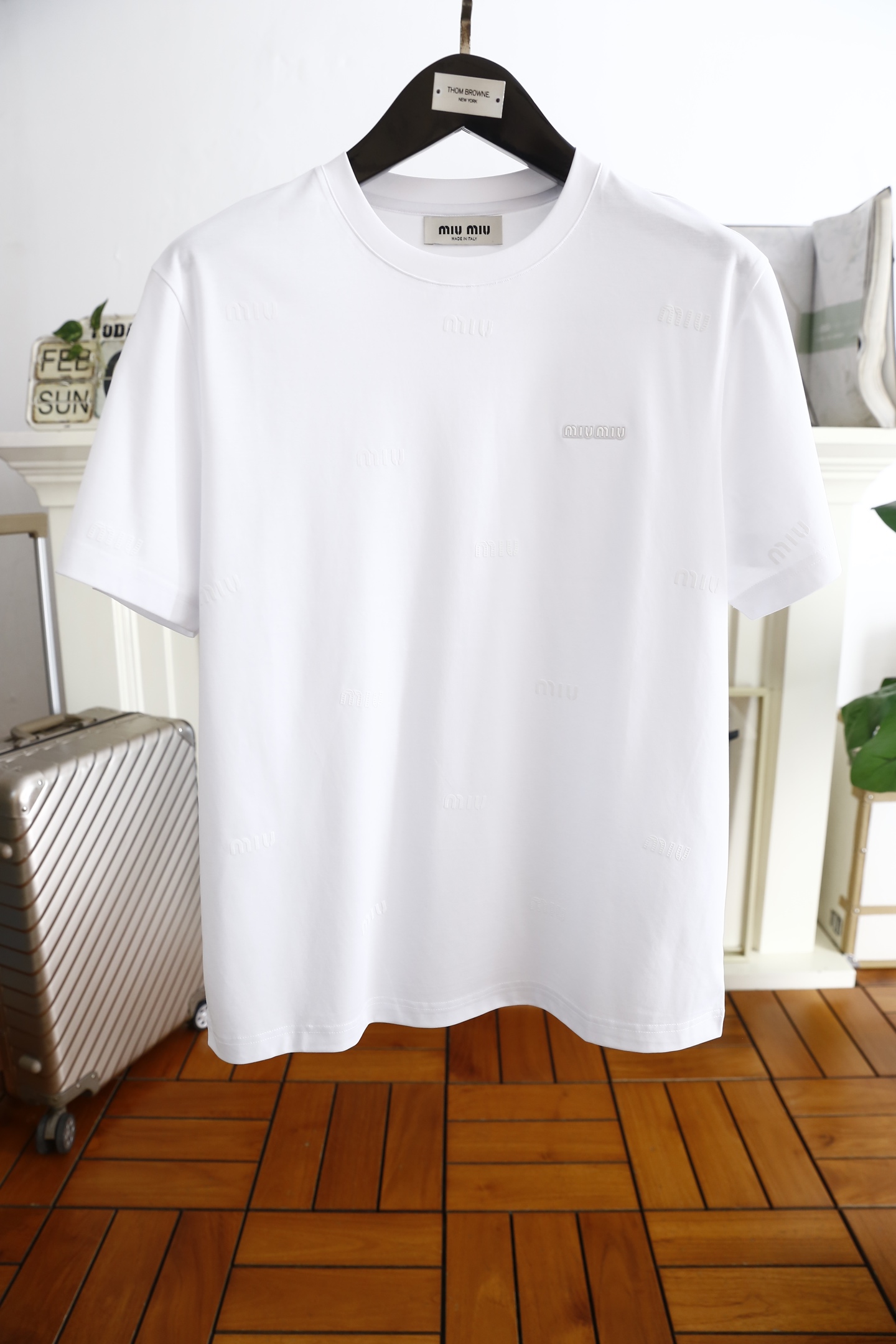 NO:116377,MIUMIU. 2025 spring new product men's round neck short-sleeved luxury brand letter LOGO logo marked with the upper body to experience the youthfulness and fashion sense brought by this design!  The overall fashion is fashionable and trendy. The fabric is made of top-quality fabrics for customer supply, soft, skin-friendly and breathable, and has a very crisp and drape feeling. The upper body is fashionable and fashionable, and must-have items in summer!  Counter size 48-56, shipped the next day!  ,miumiu,T-shirt,alexander wang19860909MIUMIU. 2025春季新品男士圆领短袖奢华品牌字母LOGO标识标注上身就能体会这款设计带来的年轻与时尚感！整体时尚而有潮流,面料采用客供顶级面料 柔软亲肤透气 ,又有很好的挺括 垂感 上身时尚潮流色系,夏季必备单品！专柜尺码48-56,隔天出货！,,miumiu,T-shirt,alexander wang,Men's clothing