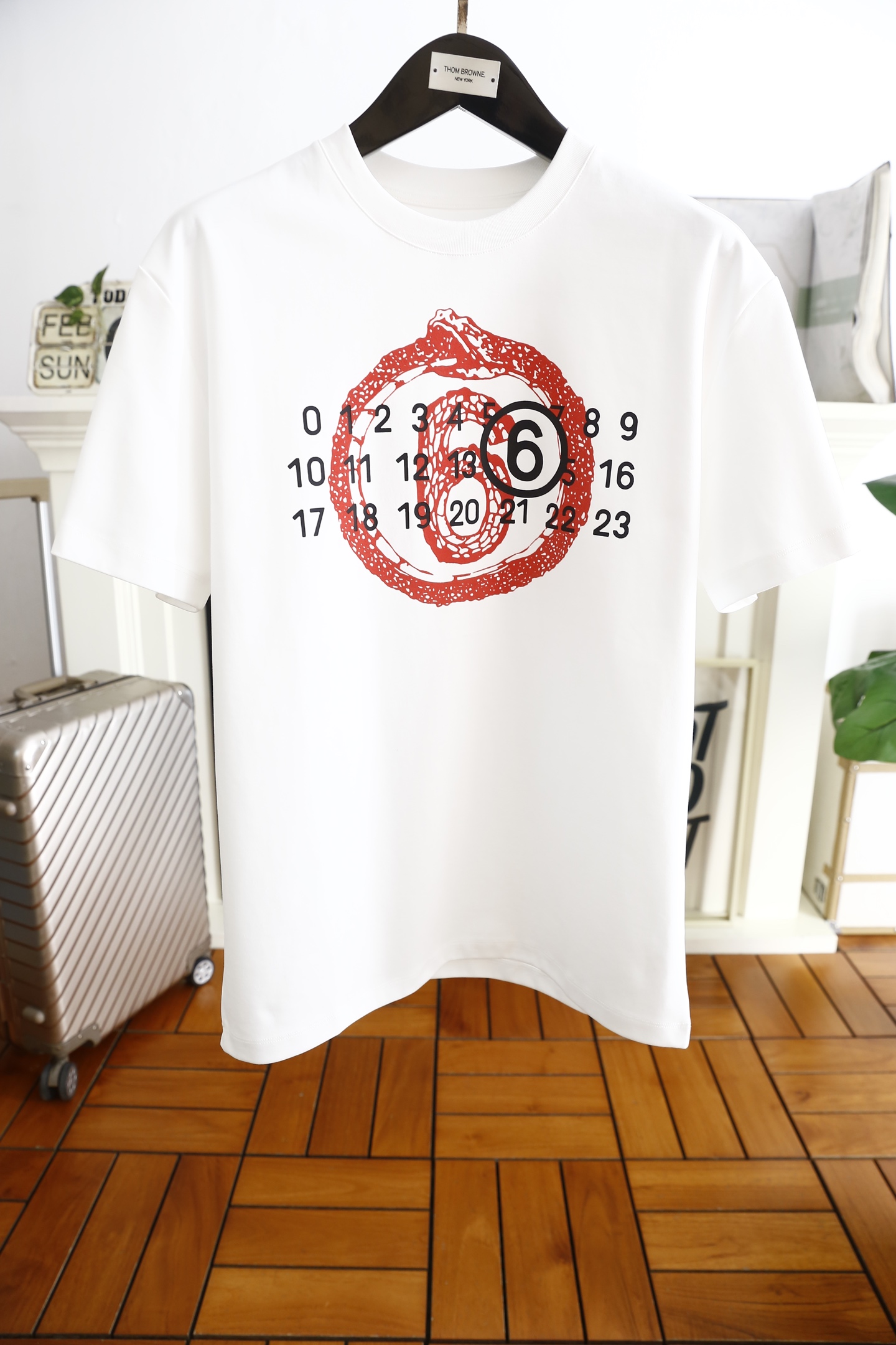 NO:116374,Martin Magira. 2025 spring new product fashionable round neck short sleeve high-end custom versatile style!  More practical, anyone can easily control it. It uses high-end and comfortable fabric craftsmanship. The luxury classic brand letter logo design is very high-end and those who understand goods must enter!  The style and tailoring are slim styles, which are very exquisite, showing aura and highlighting the exquisiteness of business men. This is the unique feature, the right slim fit, and the upper body effect is very good!  Counter size M-3XL, shipped the next day!  ,,masion margiela,T-shirt,alexander wang19860909马丁马吉拉. 2025春季新品时尚圆领短袖高级定制百搭款式！更有实用感 任何人都可以轻松驾驭 采用高档舒适面料工艺 奢华经典品牌字母logo设计,非常显档次懂货的必须入！版型剪裁属于修身款 非常精致,显气场,又会凸显商务男士的精致,这就是独到之处,恰到好处的修身,上身效果非常赞！专柜尺码M-3XL,隔天出货！,,masion margiela,T-shirt,alexander wang,Men's clothing