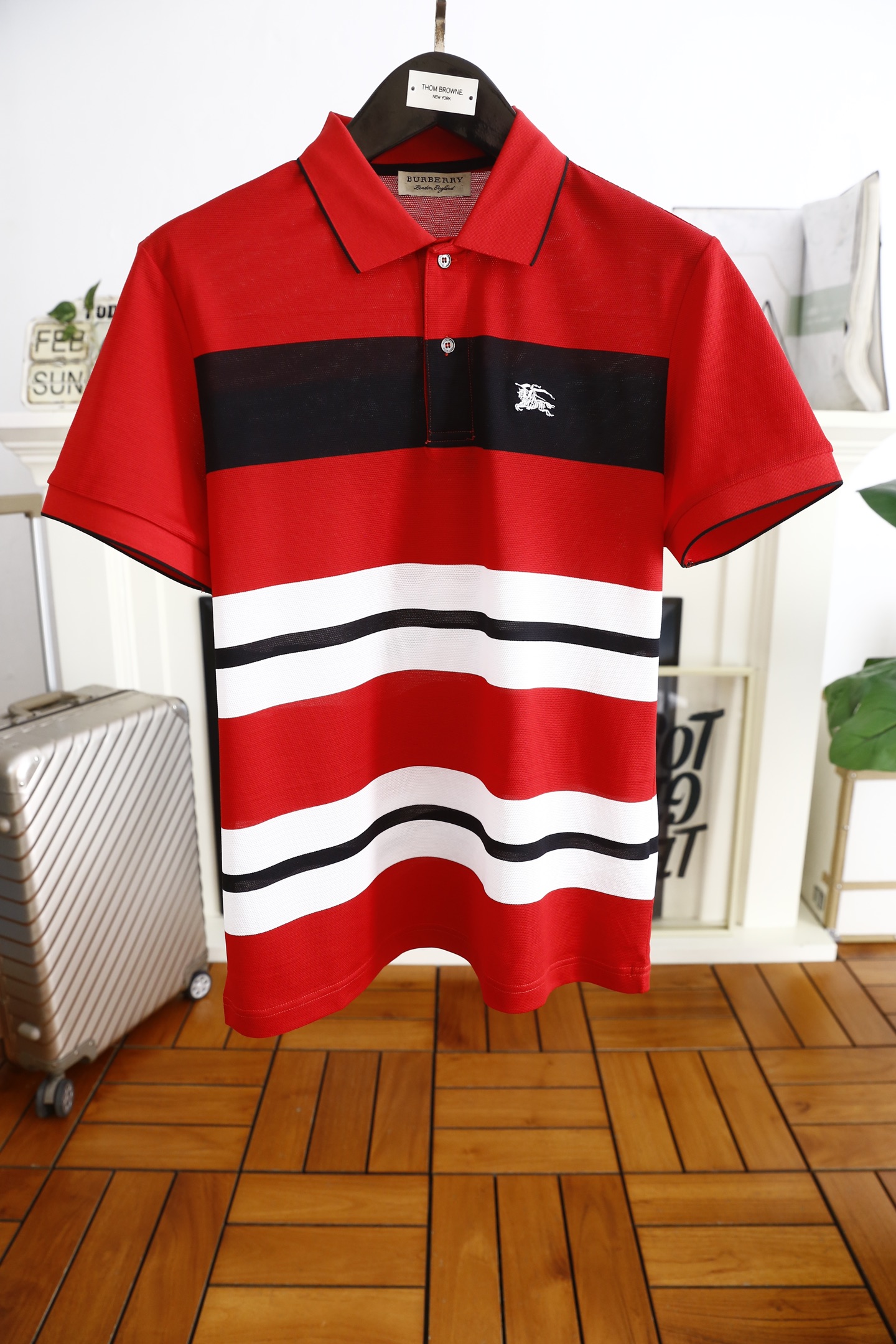 NO:116371,Burberry/Burbe*ry. 2025 Bur spring new product classic fashion lapel polo short-sleeved fashion item design, more fashionable and comfortable, high-standard customization, very stylish on the upper body, luxury brand classic war horse LOGO pattern Customer-supplied auxiliary materials, customer-supplied imported high-end Judy fabrics have very delicate texture, exquisite details and exquisite craftsmanship, and auxiliary materials are all supplied by foreign merchants. It is a very shaping item, which can be matched with any fashion, and the style is super good. A must-have item for trendy men. Counter size: M-3XL, shipped the next day!  ,burberry,burberry,T-shirt,alexander wang19860909巴宝丽/Burbe*ry. 2025Bur春季新品经典时尚翻领polo短袖时尚单品设计,更加时尚舒适,高标准定制,上身非常有型,奢华品牌经典战马LOGO 图案 客供辅料,客供进口高档朱迪面料质感非常细腻,细节工艺精湛考究,辅料皆为外商客供,塑造性极高的一款单品,任何时装都可以搭配,版型超级好 潮男必备单品 专柜尺码:M-3XL,隔天出货！,,burberry,burberry,T-shirt,alexander wang,Men's clothing