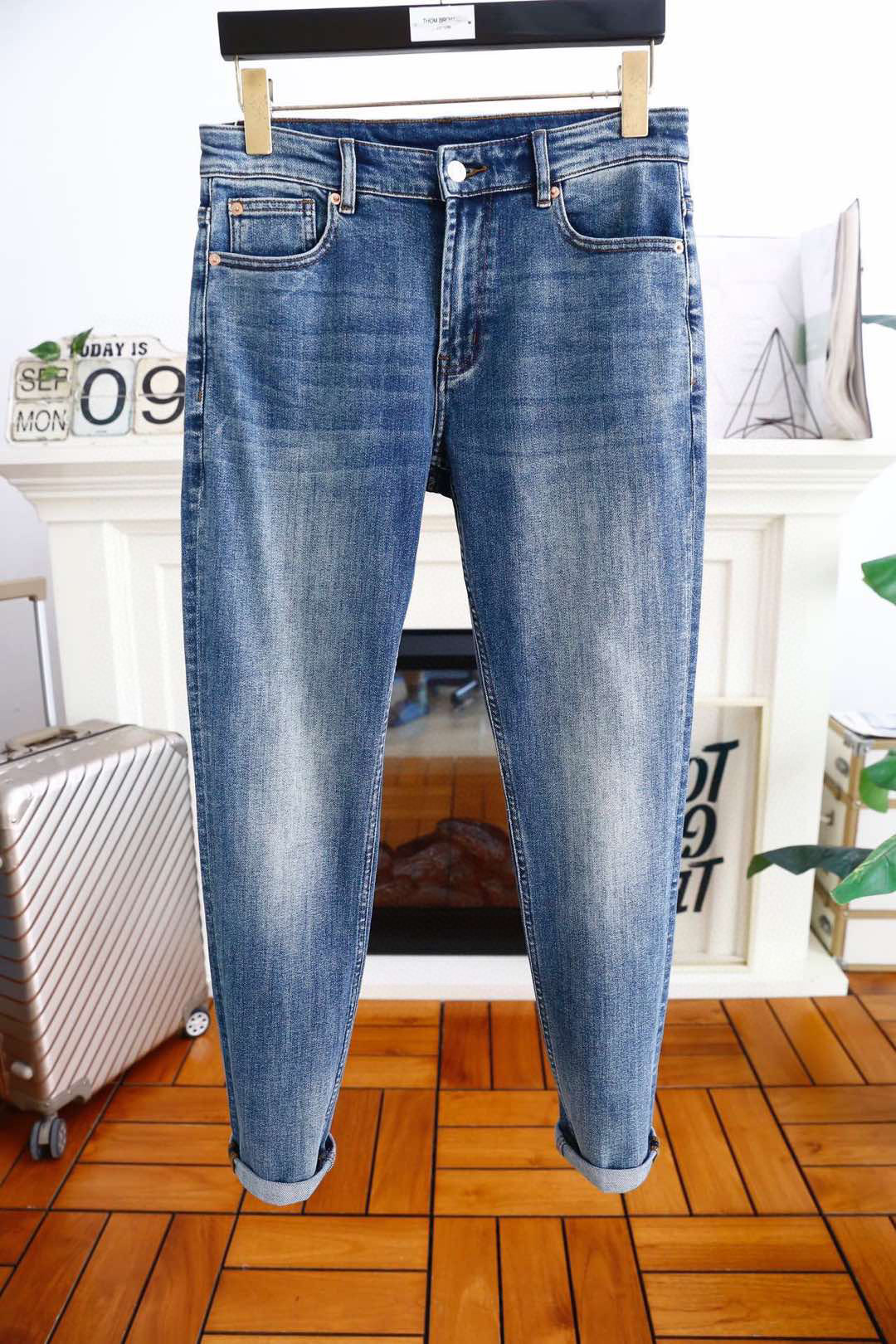 NO:116353,Gucci/Gu*ci. 25 original single high-end men's jeans!  Luxury classic brand LOGO accessories, hot-selling models for counters, very comfortable to wear, low-key and luxurious, very classy when worn, no need to say much about the trouser style and cutting. The upper body is exquisite and vivid, high-end and top-grade material. The selection of real palace-grade denim. High-end top-washed denim fabric, excellent quality, and heavy washing makes the pants very soft!  Not picky about people, the upper body is absolutely stylish and extremely luxurious. Counter size 29-38, no 35/37!  ,gucci,jeans,alexander wang19860909古驰/Gu*ci. 25原单高端男士牛仔裤！奢华经典品牌LOGO配饰 专柜热销款 身穿着非常舒适 低调不失奢华 穿出去非常有档次 裤型款式和裁剪亦无需多言 上身精致跃然高档一等一顶级质料 真正殿堂级的牛仔布选用 高档顶级洗水牛仔面料,品质卓然,经过重水洗使得裤子很柔软！不挑人 上身绝对的有型 极度奢华. 专柜尺码 29-38,无35/37！,,gucci,jeans,alexander wang,Men's clothing