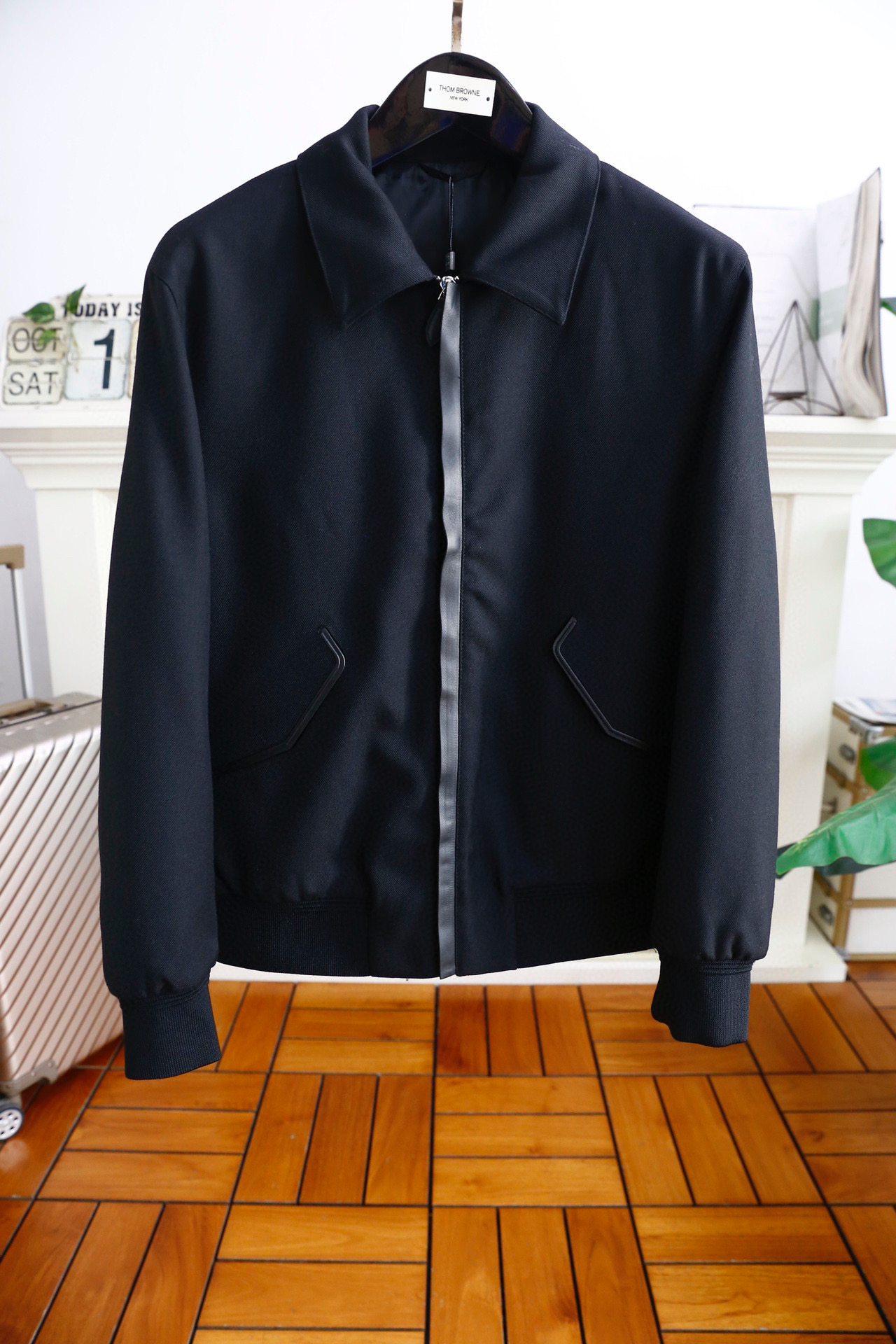 NO:116360,Jenny*/Zeg*a. 25 men's fashionable thin cotton clothes, new products for European Milan, crisp and smooth, luxurious classic elements LOGO design, very particular details, taste the most beautiful style for mature men, the upper body effect of fried chicken is good and versatile, foreign trade company products, original customization, urban trendy products, slim-fitting tailoring, simple and trendy design, arbitrary matching of life, fashionable style, domestic first-tier factories ship counter size: 48-56, shipped the next day!  ,zegna,alexander wang19860909杰尼*/Zeg*a. 25男士时尚薄棉服,欧洲米兰走秀新品,挺括垂顺 奢华经典元素LOGO设计 细节非常讲究 品味轻熟男最爱版型 版型上身效果炒鸡好看百搭 外贸公司货品,原版订制款,都市潮流品,修身剪裁,简约潮流风设计,生活任意搭配,时尚款,国内一线工厂出货专柜尺码:48-56,隔天出货！,,zegna,alexander wang,Men's clothing