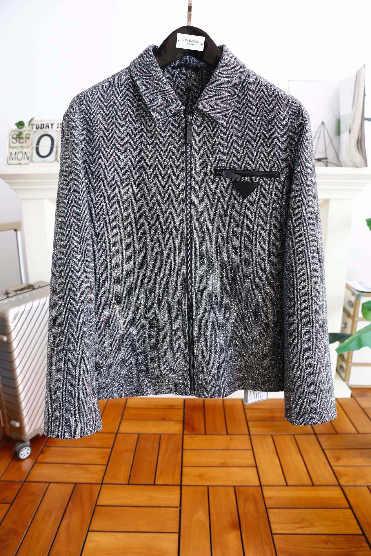 NO:116361,Pula*/Pr*da. 25 classic men's jacket recommendation!  Fashion Men's Lapel Jacket Fashion Casual Jacket Jacket!  The texture of high-end customized fabric is very high-end and delicate, with a strong sense of class, with a luxurious brand classic element design, and the auxiliary materials are all customized to create a brand logo. It is both business and casual, and the style is versatile and suitable for all occasions. Anyone can easily control it!  Counter size M-3XL, shipped the next day!  ,,prada,jackets & coats,jackets & coats,alexander wang19860909普拉*/Pr*da. 25经典男士夹克推荐！时尚男士翻领外套时尚休闲外套夹克！采用高档定制面料的质感很高档细腻,档次感强 ,奢华品牌经典元素设计,辅料全定制出品牌logo.商务休闲兼备款,款式百搭适合各种场合 ,任何人都可以轻松驾驭！专柜尺码M-3XL,隔天出货！,,prada,jackets & coats,jackets & coats,alexander wang,Men's clothing