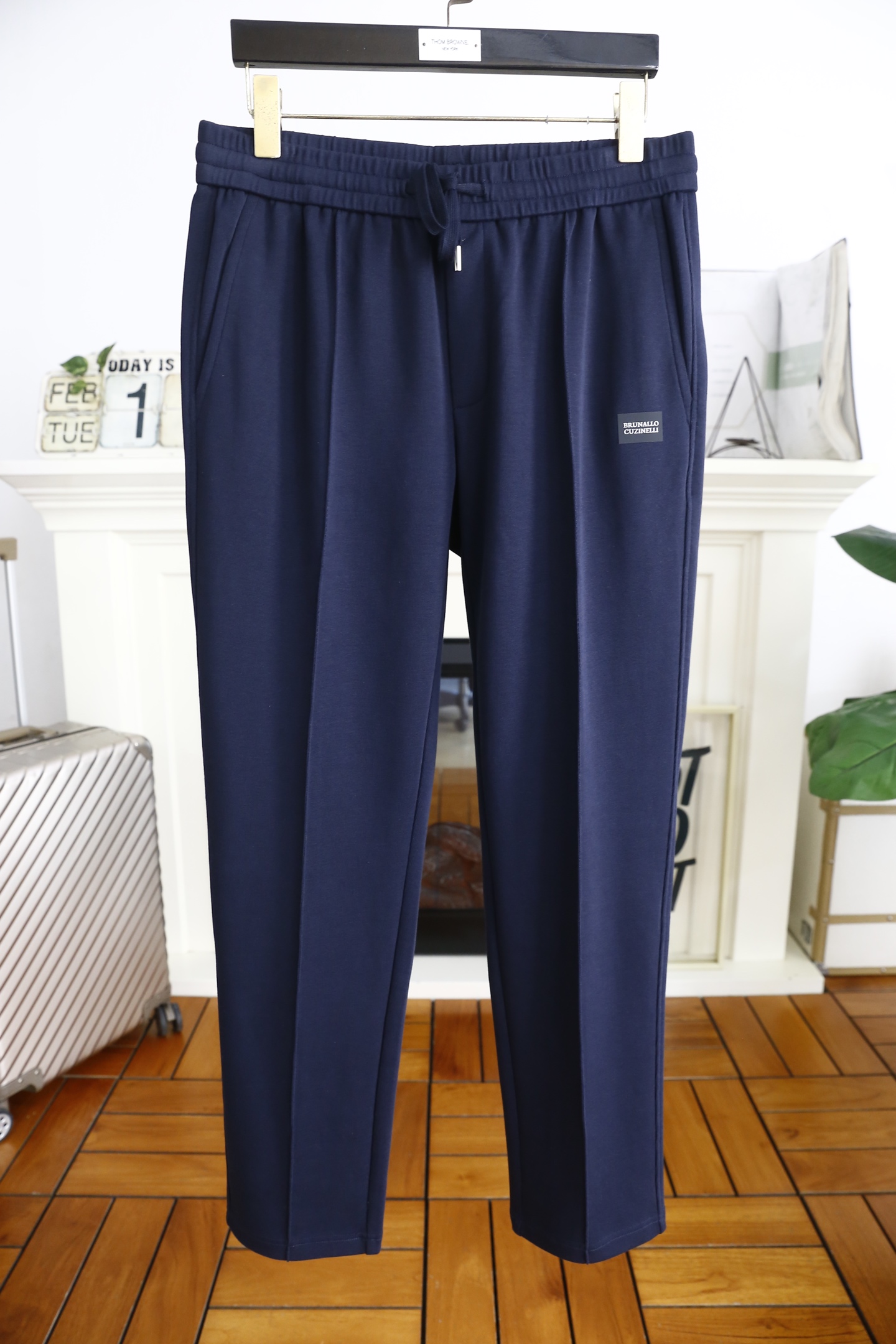 NO:116381,Brunello Cucinelli. New spring 2025 fashion men's elastic waist casual pants!  Luxury brand letter LOGO design!  Classic and versatile luxury brand classic elements classic casual foot design!  It greatly improves matching. The fitting style is equipped with high-end, comfortable and warm fabrics on both sides!  Skin-friendly, soft and breathable, with a good feeling of wearing. All hardware and accessories are ordered in full, and must-have items in autumn and winter!  Counter size 48-56, shipped the next day!  brunello cucinelli alexander wang19860909Brunello Cucinelli. 2025春季新品时尚男士松紧腰休闲裤！奢华品牌字母LOGO设计！经典百搭 奢华品牌经典元素经典休闲小脚设计！大大提升了搭配性 合体的版型 两侧插袋 采用高档舒适保暖面料 ！亲肤柔软透气,有着很好的穿着体感 五金辅料全品相订单,秋冬必备单品！专柜尺码48-56,隔天出货！,,brunello cucinelli,alexander wang,Men's clothing