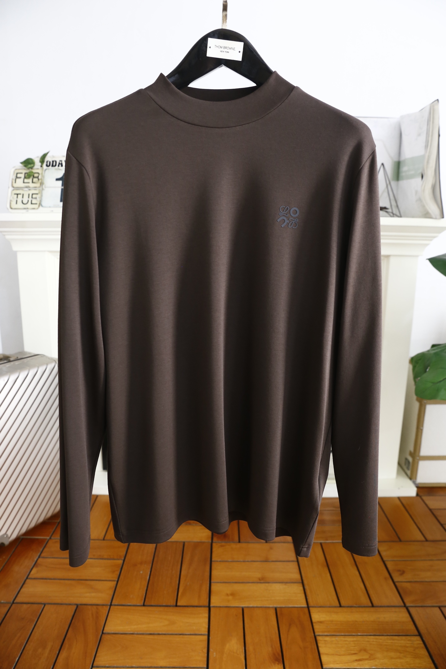 NO:116375,Luo Yiwei. 2025 early spring new fashionable men's mid-neck base shirt!  A versatile LOGO style with a brand-customized LOGO!  You can find it very soft and skin-friendly!  !  The comfortable custom fabric is made of very elastic, which makes it look slim and slim while being unrestrained. Good craftsmanship can make the basic long-sleeved T-shirt not monotonous, and it is more fashionable when worn. This one can not only be worn inside, but also not look monotonous when worn alone. It is a must-have artifact for autumn and winter!  Counter size 48-56, shipped the next day!  ,loewe,tees,t-shirt,alexander wang19860909罗意威. 2025早春新款时尚男士中领打底衫！胸前品牌定制LOGO百搭款式！入手便知非常柔软上身亲肤感极好！！采用舒适定制面料带有很好的弹力,修身显瘦的同时又无束缚感,好工艺 好面料才能让基础款的长袖T恤不在单调,穿搭上多一份时 尚,这款不仅可以内搭打底,单穿亦不会显得单调,秋冬必备神器！专柜尺码48-56,隔天出货！,,loewe,tees，t-shirt,alexander wang,Men's clothing