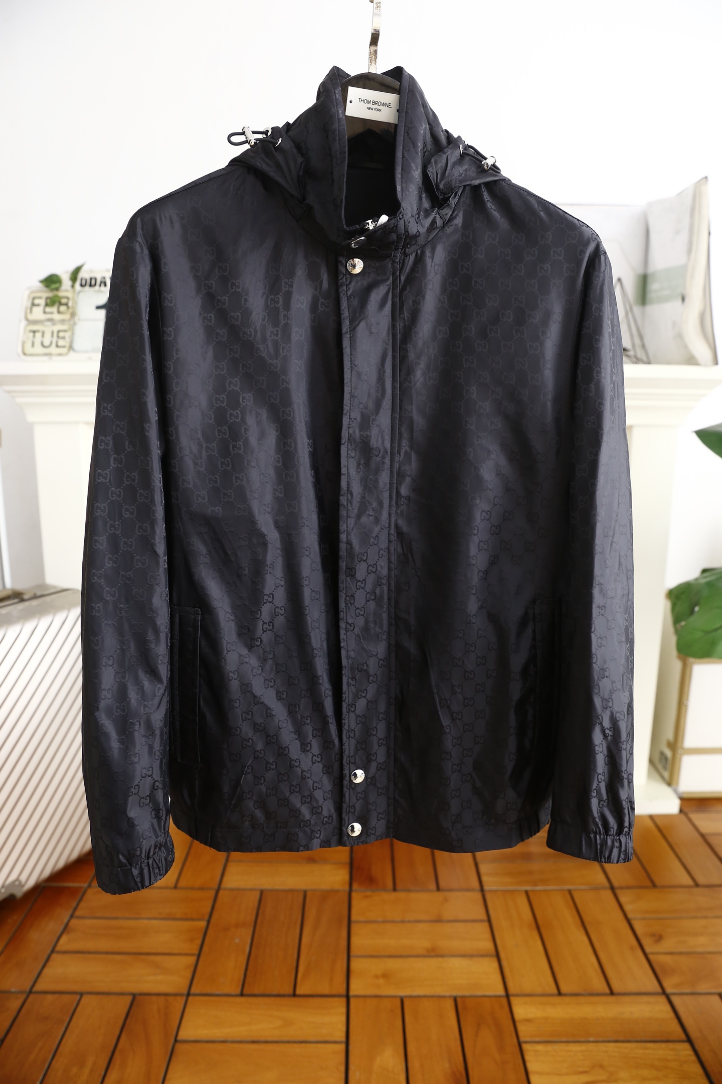 NO:116372,Gucci/Gu*ci. New spring 2025 men's jacket!  Trading company channel goods, a very popular single item!  The logo of fashionable hooded paired with luxurious classic brand elements is very distinctive and has a stunning effect, demonstrating the extremely high brand fashion proposition and perfectly interprets the characteristics and soul of the brand!  It is made of comfortable custom fabrics, high-quality and heavy material, with very delicate texture, exquisite and exquisite detailing and exquisite auxiliary materials. It is a single item with extremely high shaping. Its appearance on the street is absolutely eye-catching and has an excellent equipment that can be selected from thousands of people!  Counter size M-3XL, shipped the next day!  , gucci,jackets & coats,jackets & coats,hats,alexander wang19860909古驰/Gu*ci. 2025春季新品男士夹克外套！贸易公司渠道货 人气极高的一款单品！时尚连帽搭配奢华经典品牌元素logo辨识度非常鲜明,效果惊艳,彰显了极高的品牌时髦主张,完美诠释了品牌的特质及灵魂所在！采用舒适定制面料高克重材质,质感非常细腻,细节工艺精湛考究,辅料皆为外商客供,塑造性极高的一款单品,出街造型绝对招眼吸睛,万里挑一的绝佳装备！专柜尺码M-3XL,隔天出货！,,gucci,jackets & coats,jackets & coats,hats,alexander wang,Men's clothing