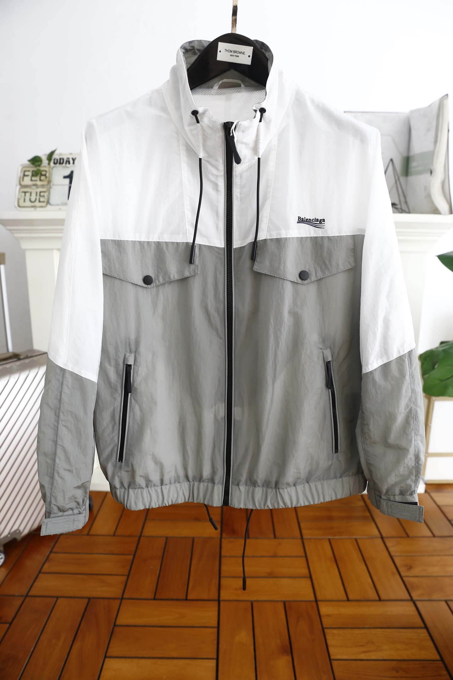 NO:116367,Balenciaga. New spring 2025 men's jacket!  Trading company channel goods, a very popular single item!  The fashionable stand-up collar is paired with luxurious classic brand elements. The logo is very recognizable and has a stunning effect, demonstrating the extremely high brand fashion proposition and perfectly interpreting the brand's characteristics and soul!  It is made of comfortable quick-drying fabric, high-weight material, very delicate texture, exquisite and exquisite detailing and exquisite auxiliary materials, and is a single product with extremely high shaping. Its appearance on the street is absolutely eye-catching and has an excellent equipment that can be selected from thousands of people!  Counter size M-3XL, shipped the next day!  ,,balenciaga,jackets & coats,jackets & coats,alexander wang19860909巴黎世家. 2025春季新品男士夹克外套！贸易公司渠道货 人气极高的一款单品！时尚立领搭配奢华经典品牌元素logo辨识度非常鲜明,效果惊艳,彰显了极高的品牌时髦主张,完美诠释了品牌的特质及灵魂所在！采用舒适速干面料高克重材质,质感非常细腻,细节工艺精湛考究,辅料皆为外商客供,塑造性极高的一款单品,出街造型绝对招眼吸睛,万里挑一的绝佳装备！专柜尺码M-3XL,隔天出货！,,balenciaga,jackets & coats,jackets & coats,alexander wang,Men's clothing