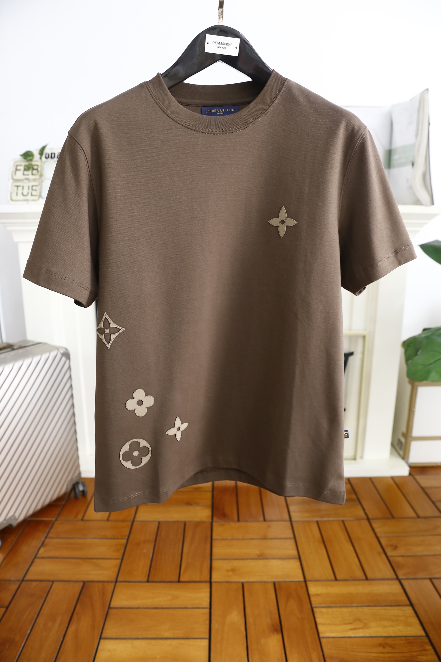 NO:116392,Louis Vuit*/Louis Vuit*on. The new spring 2025 product of men's round neck short sleeves on the chest, the luxury brand LOGO logo on the upper body can be appreciated by the youthfulness and fashion sense brought by this design!  The overall fashion is fashionable and trendy. The fabric is made of top-quality fabrics for customer supply, soft, skin-friendly and breathable, and has a very crisp and crisp drooping feeling. The upper body is fashionable and fashionable, and it is a must-have item for trendy men!  Complete three standards!  Counter size M-5XL, large and loose version!  Shipping the next day!  ,,louis vuitton,louis vuitton,T-shirt,alexander wang19860909路易威*/Louis Vuit*on. 2025春季新品男士圆领短袖胸前奢华品牌LOGO标识标注上身就能体会这款设计带来的年轻与时尚感！整体时尚而有潮流,面料采用客供顶级面料 柔软亲肤透气 ,又有很好的挺括 垂感 上身时尚潮流色系,潮男必备单品！三标齐全！专柜尺码M-5XL,偏大宽松版！隔天出货！,,louis vuitton,louis vuitton,T-shirt,alexander wang,Men's clothing