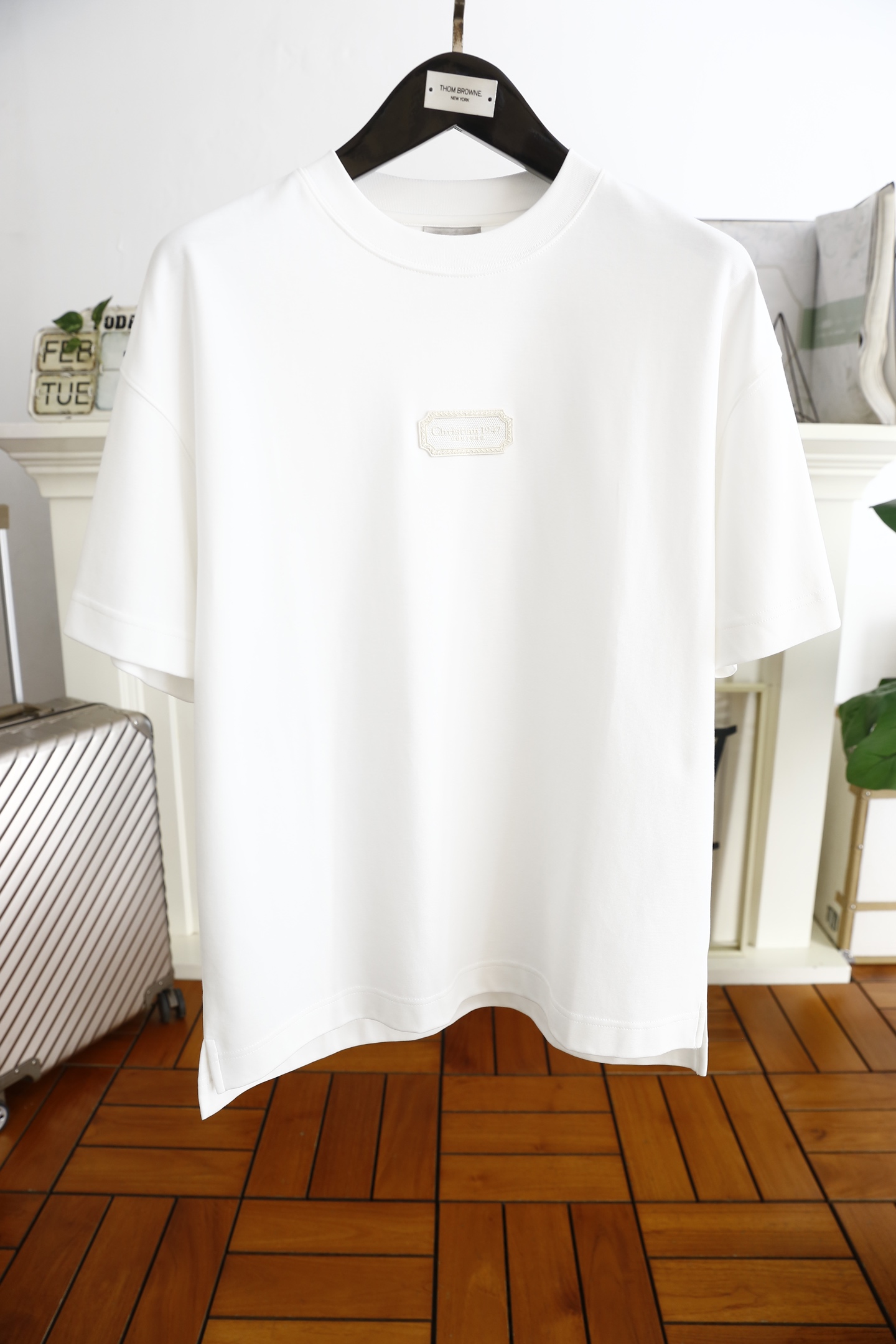 NO:116389,Dior/Christian D*or. 25 spring new product classic round neck men's short-sleeved fashion item design, more fashionable and comfortable, high standard customization, very stylish upper body, luxury brand classic LOGO pattern on chest customer-supplied auxiliary materials, using top-grade comfortable cotton fabric with very delicate texture, exquisite details and exquisite craftsmanship, extremely shaping item, can be matched with any fashion, super good style, a must-have item for trendy men. Counter size: M-2XL, large and wide version!  Shipping the next day!  ,dior,T-shirt,alexander wang19860909迪奥/Christian D*or. 25春季新品经典圆领男士短袖时尚单品设计,更加时尚舒适,高标准定制,上身非常有型,胸前奢华品牌经典LOGO 图案 客供辅料,采用顶级舒适棉面料质感非常细腻,细节工艺精湛考究,塑造性极高的一款单品,任何时装都可以搭配,版型超级好 潮男必备单品 专柜尺码:M-2XL,偏大阔版！隔天出货！,,dior,T-shirt,alexander wang,Men's clothing