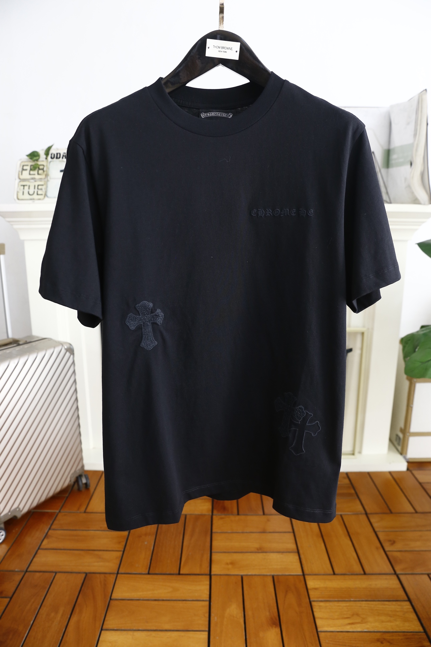 NO:117043,Crome Hear*s. New spring 2025!  Fashionable and casual round neck short-sleeved fashion item design, more fashionable and comfortable, high-standard customization, very stylish upper body, luxurious classic brand letters with cross LOGO pattern, customer-supplied auxiliary materials, imported high-end custom fabrics with very delicate texture, exquisite details and exquisite craftsmanship, extremely shaping item, can be matched with any fashion, super good style, a must-have item for trendy men. Counter size: M-5XL, large and wide version!  Shipping the next day!  ,,chrome hearts,chrome hearts,T-shirt,alexander wang19860909克罗心/Chrome Hear*s. 2025春季新款！时尚休闲圆领短袖时尚单品设计,更加时尚舒适,高标准定制,上身非常有型,奢华经典品牌字母搭配十字架LOGO 图案 客供辅料,客供进口高档定制面料质感非常细腻,细节工艺精湛考究,塑造性极高的一款单品,任何时装都可以搭配,版型超级好 潮男必备单品 专柜尺码:M-5XL,偏大阔版！隔天出货！,,chrome hearts,chrome hearts,T-shirt,alexander wang,Men's clothing