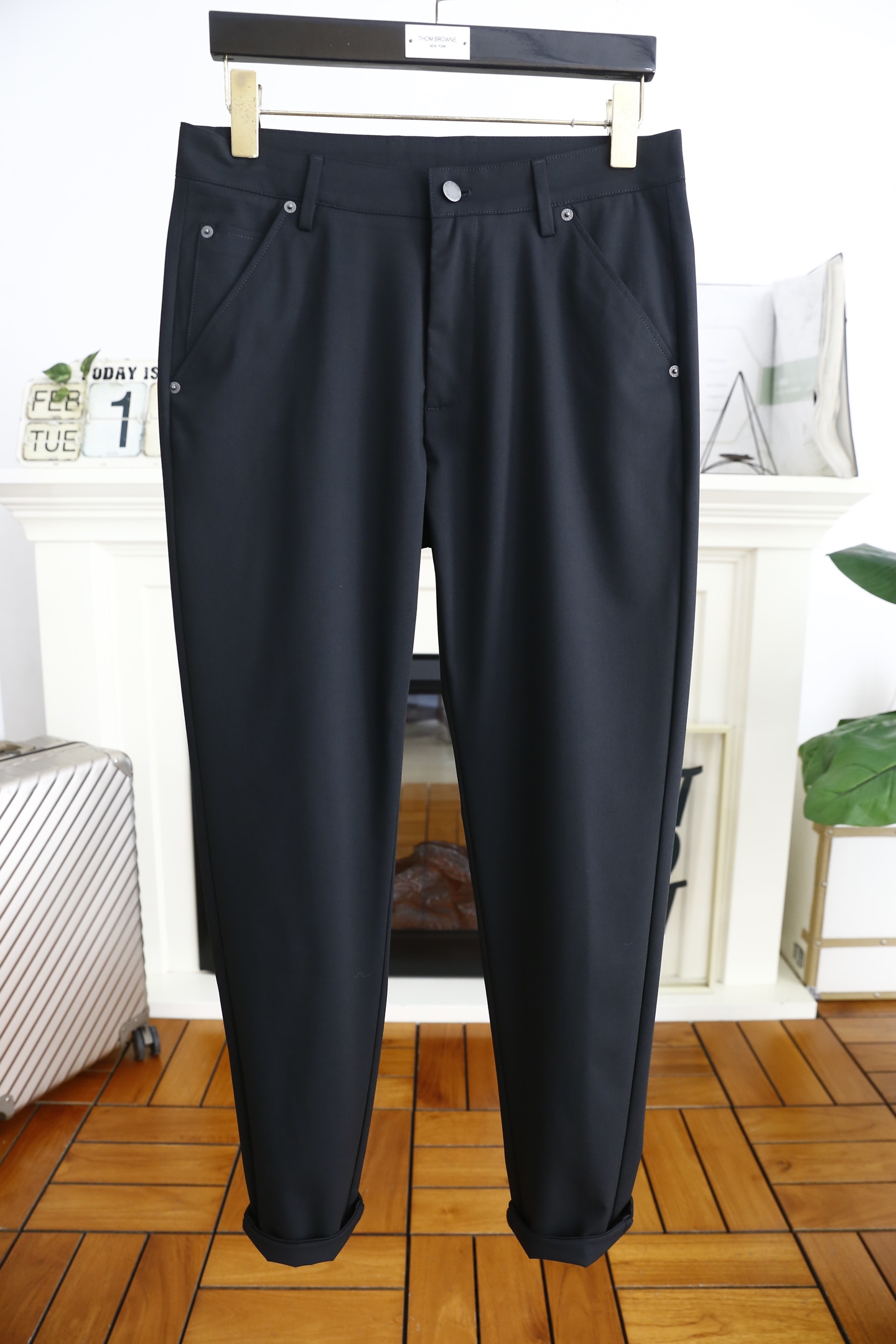 NO:117035,Pula*/Pr*da. New spring 2025 products for men's business casual men's casual trousers!  The overall simple design, classic and versatile style, without too much decoration, the main fabric and the back of the brand triangle letter LOGO as the highlight of the details. The fabric is made of cotton blended fabric, moderate thickness, skin-friendly on the upper body, breathable, and has a good sense of crispness. Orders of the whole quality!  Counter sizes 30-38, 35/37!  ,prada,alexander wang19860909普拉*/Pr*da. 2025春季新品男士商务休闲男士休闲长裤！整体简约的设计,经典百搭的款式 没有过多的装饰 主打面料与版型后幅品牌三角标字母LOGO作为细节亮点 面料采用棉质混纺面料,厚度适中,上身亲肤 透气,能有很好的挺括感 全品相的订单！专柜尺码30-38,有35/无37！,,prada,alexander wang,Men's clothing