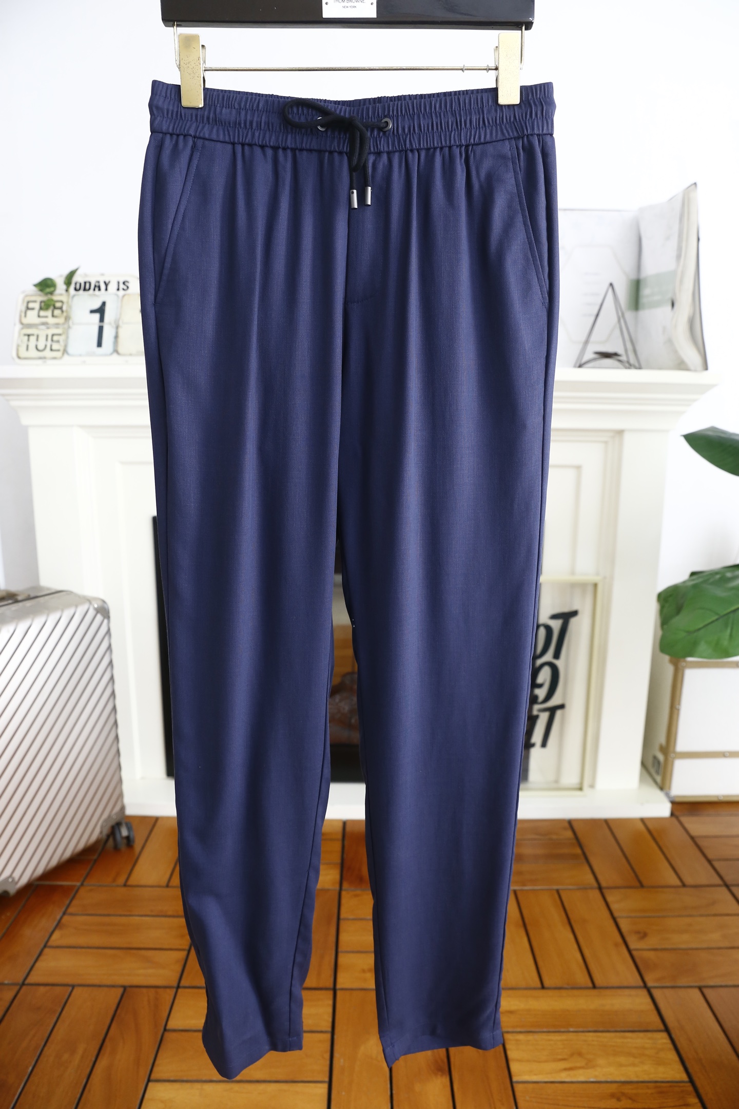 NO:117032,Pula*/Pr*da. 25 spring new fashion men's casual pants!  It uses imported high-end top ten silk   linen blend fabric, luxurious brand classic element design, casual and comfortable on the upper body!  Casual feet paired with unrestrained feeling!  The same product for overseas European counters, the upper body is fashionable and sporty, very low-key and luxurious!  The stitching of the turner is delicate and strong!  Perfect three-dimensional tailoring, highly recommend buying the product!  Counter size M-4XL, shipped the next day!  ,prada,alexander wang19860909普拉*/Pr*da. 25春季新品时尚男士休闲裤！采用进口高档顶级天丝 亚麻混纺面料,奢华品牌经典元素设计 上身随意舒服！休闲小脚搭配无束缚感！海外欧洲专柜同品,上身时尚运动显时尚,很低调且不失奢华品味！车工缝线细致而强悍！完美立体剪裁,强烈推荐购入货色！专柜尺码M-4XL,隔天出货！,,prada,alexander wang,Men's clothing