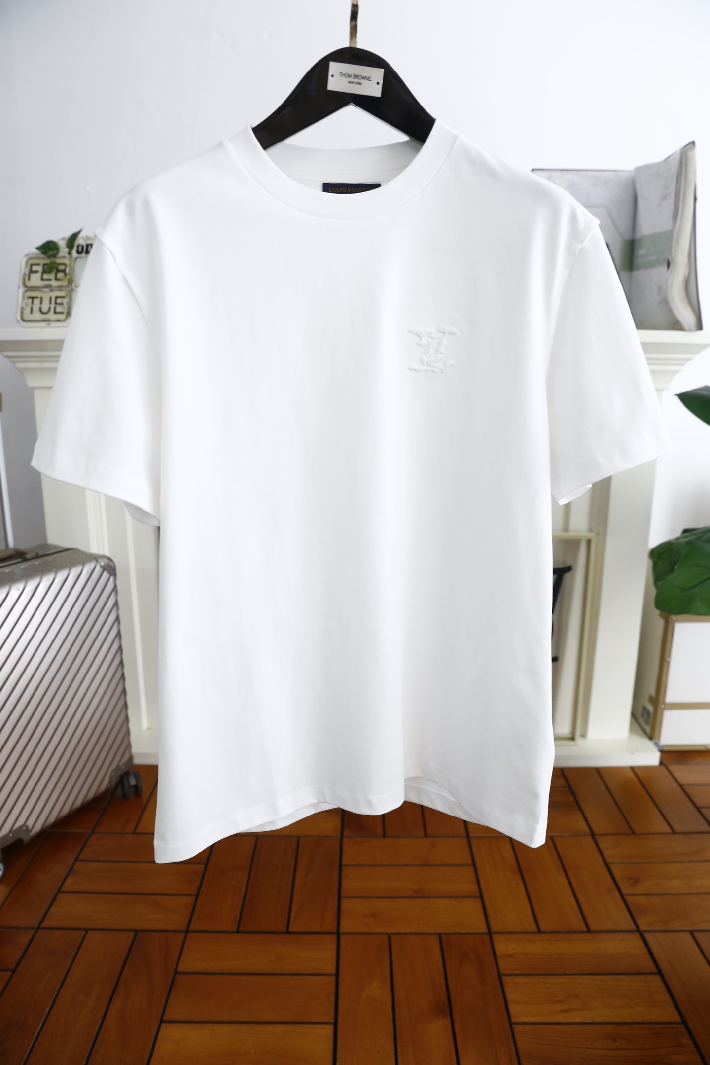 NO:117040,Louis Vuit*/Louis Vuit*on. The new spring 2025 product of men's round neck short sleeves on the chest, the luxury brand LOGO logo on the upper body can be appreciated by the youthfulness and fashion sense brought by this design!  The overall fashion is fashionable and trendy. The fabric is made of top-quality fabrics for customer supply, soft, skin-friendly and breathable, and has a very crisp and crisp drooping feeling. The upper body is fashionable and fashionable, and it is a must-have item for trendy men!  Complete three standards!  The counter size is 48-56, a large loose version!  Shipping the next day!  ,,louis vuitton,louis vuitton,T-shirt,alexander wang19860909路易威*/Louis Vuit*on. 2025春季新品男士圆领短袖胸前奢华品牌LOGO标识标注上身就能体会这款设计带来的年轻与时尚感！整体时尚而有潮流,面料采用客供顶级面料 柔软亲肤透气 ,又有很好的挺括 垂感 上身时尚潮流色系,潮男必备单品！三标齐全！专柜尺码48-56,偏大宽松版！隔天出货！,,louis vuitton,louis vuitton,T-shirt,alexander wang,Men's clothing