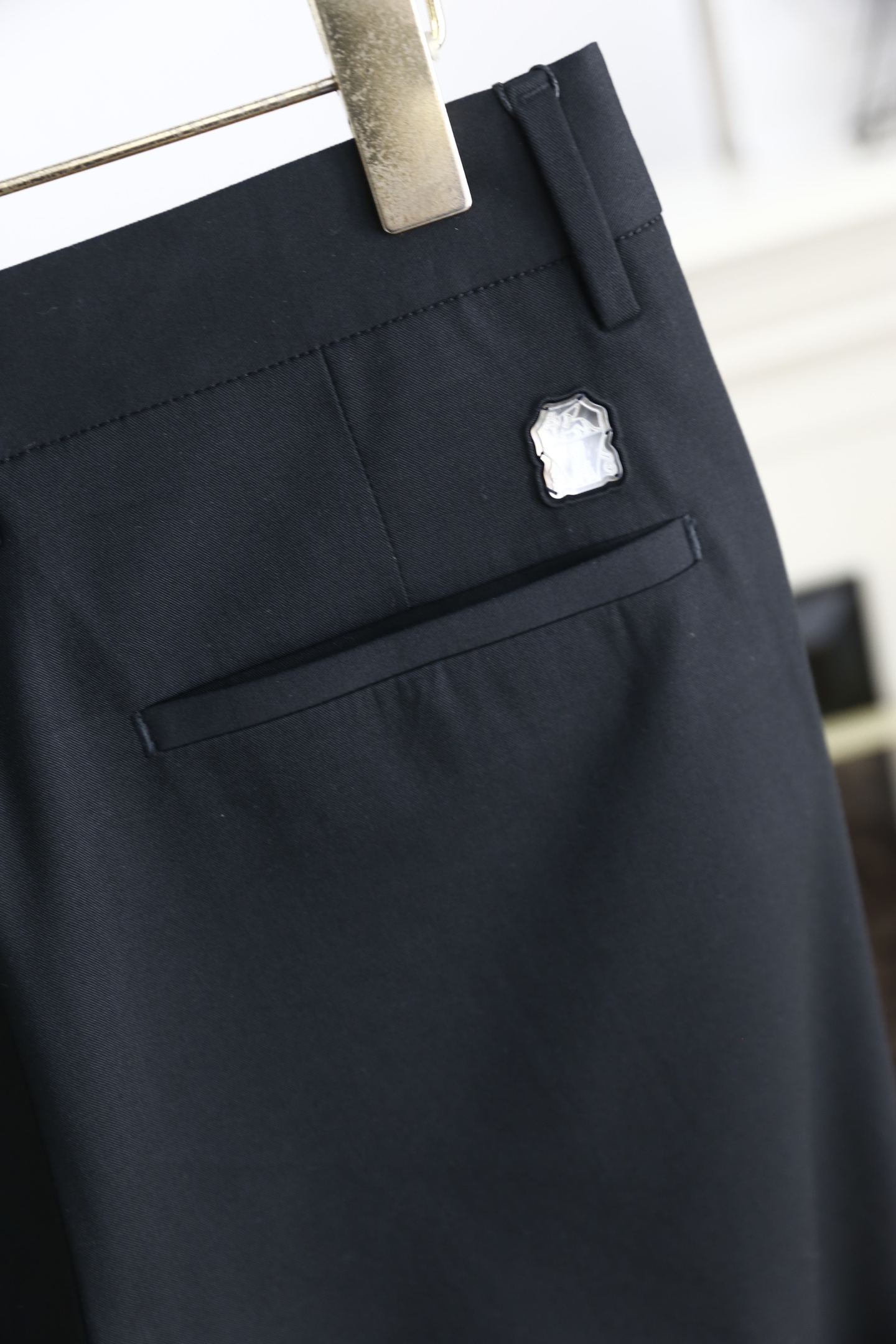 🔥Brunello Cucinelli.
2025春季时尚新品男士休闲西裤！采用舒适天丝混纺面料，奢华品