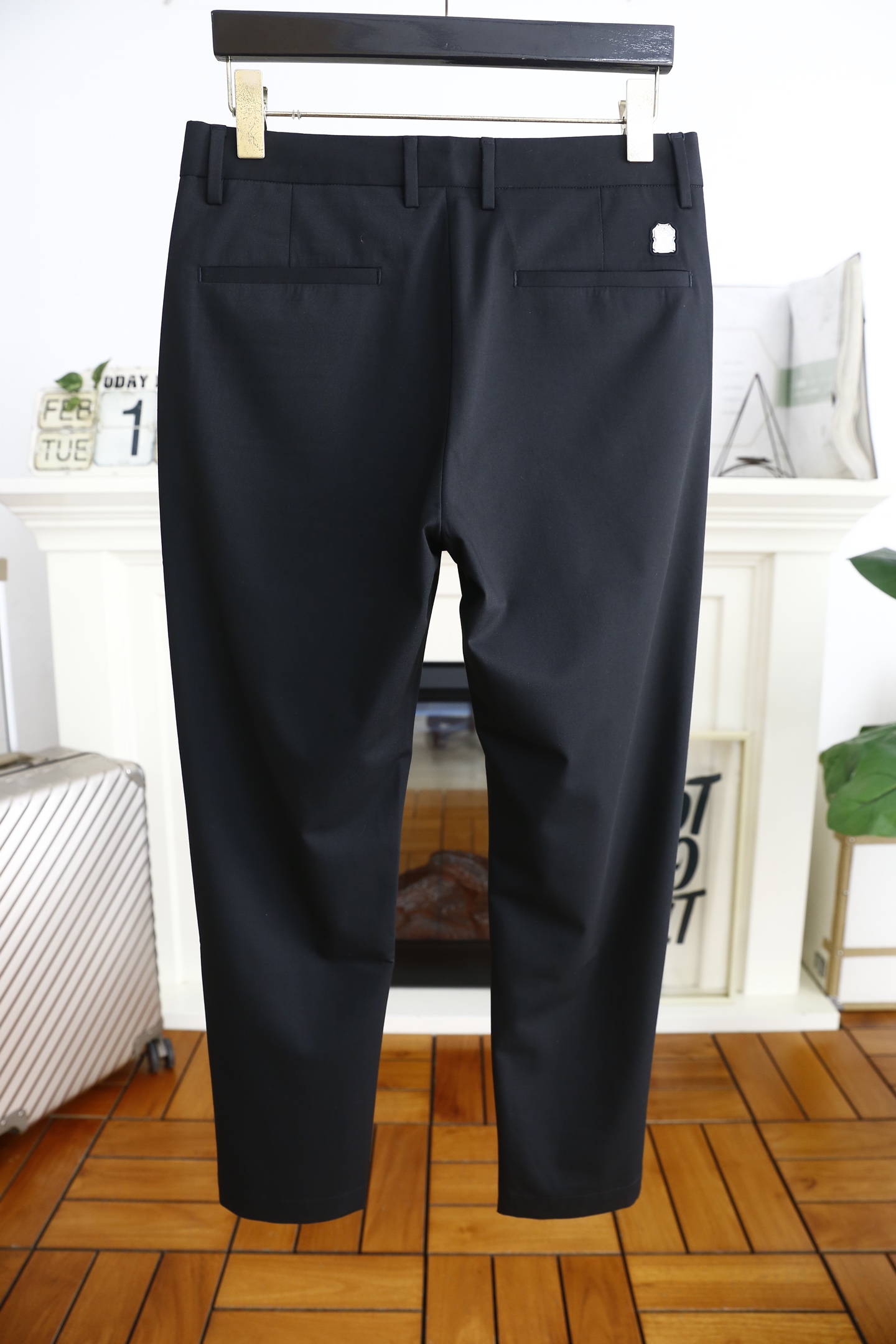 🔥Brunello Cucinelli.
2025春季时尚新品男士休闲西裤！采用舒适天丝混纺面料，奢华品
