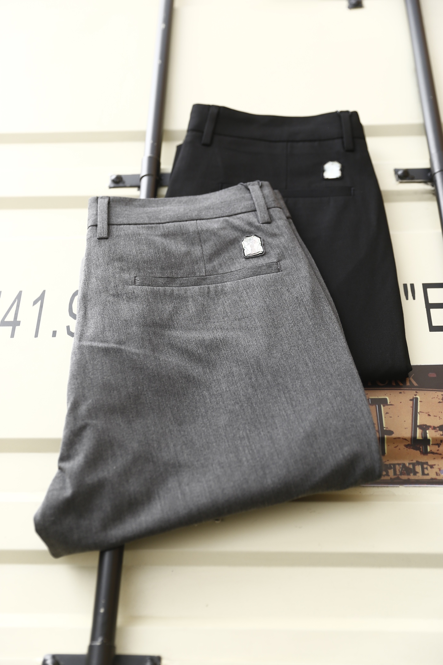 🔥Brunello Cucinelli.
2025春季时尚新品男士休闲西裤！采用舒适天丝混纺面料，奢华品