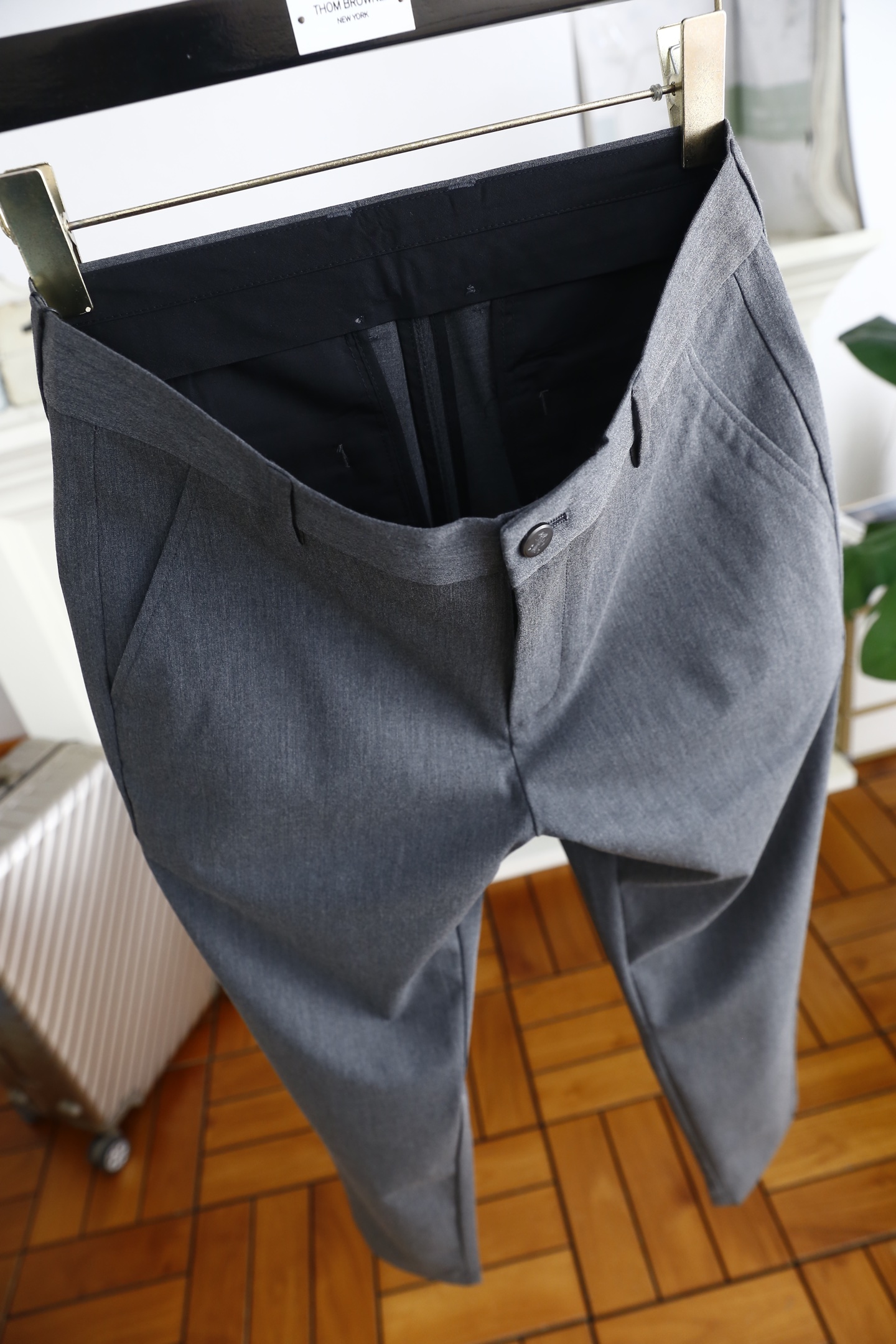 🔥Brunello Cucinelli.
2025春季时尚新品男士休闲西裤！采用舒适天丝混纺面料，奢华品