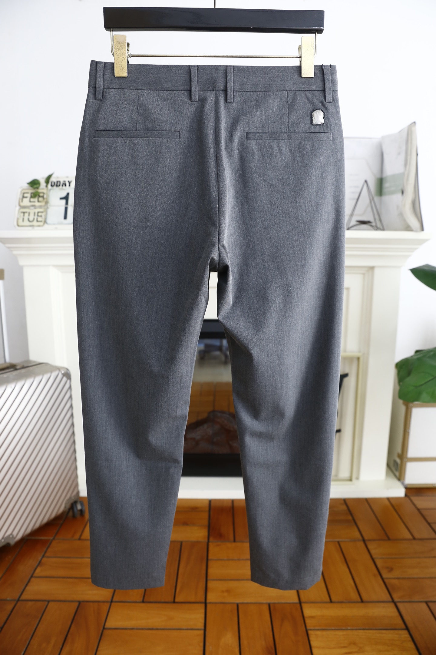 🔥Brunello Cucinelli.
2025春季时尚新品男士休闲西裤！采用舒适天丝混纺面料，奢华品