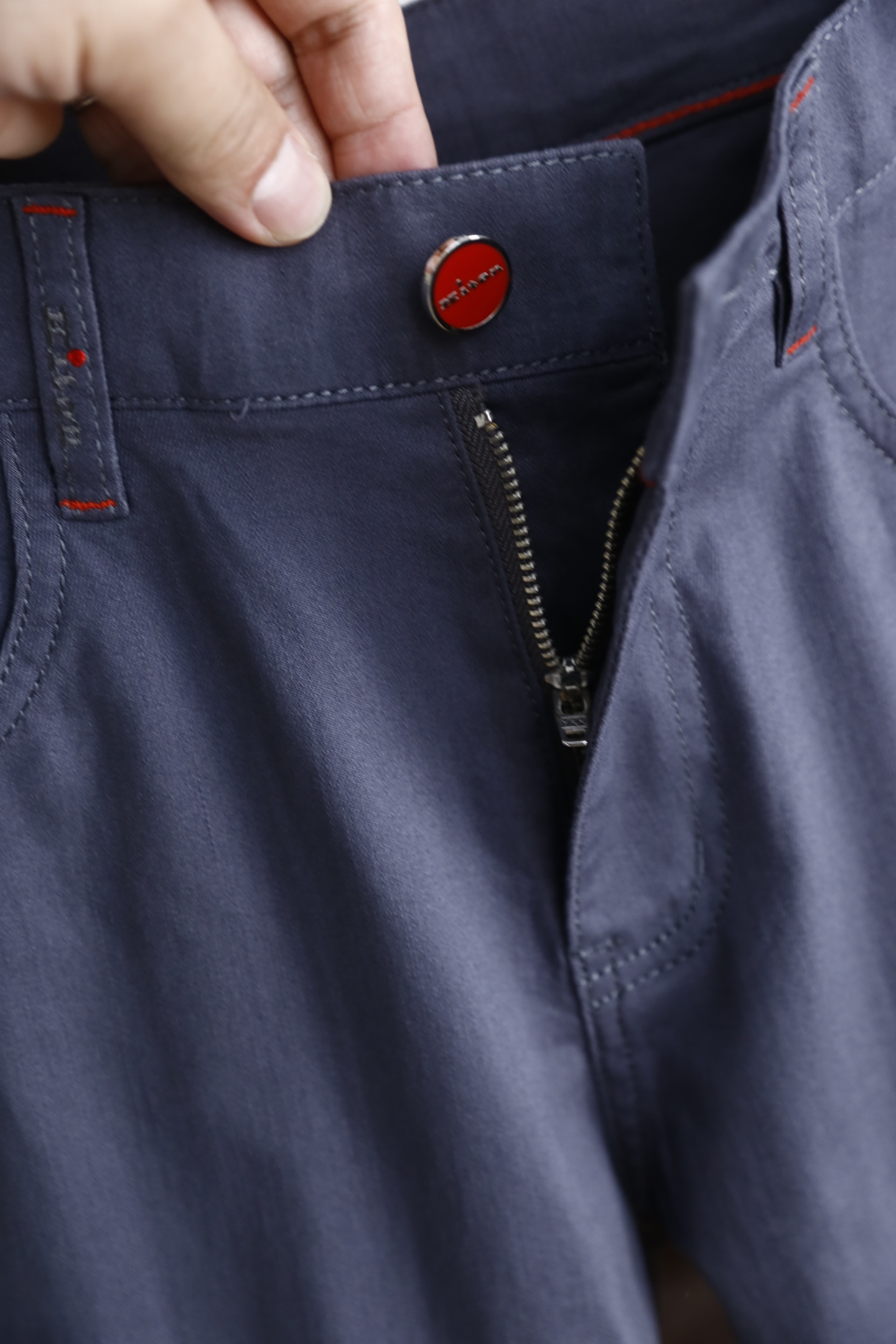 🔥Kiton.
2025春季新品男士👍🏼商务休闲男士休闲长裤！整体简约的设计，经典百搭的款式 没有过多的