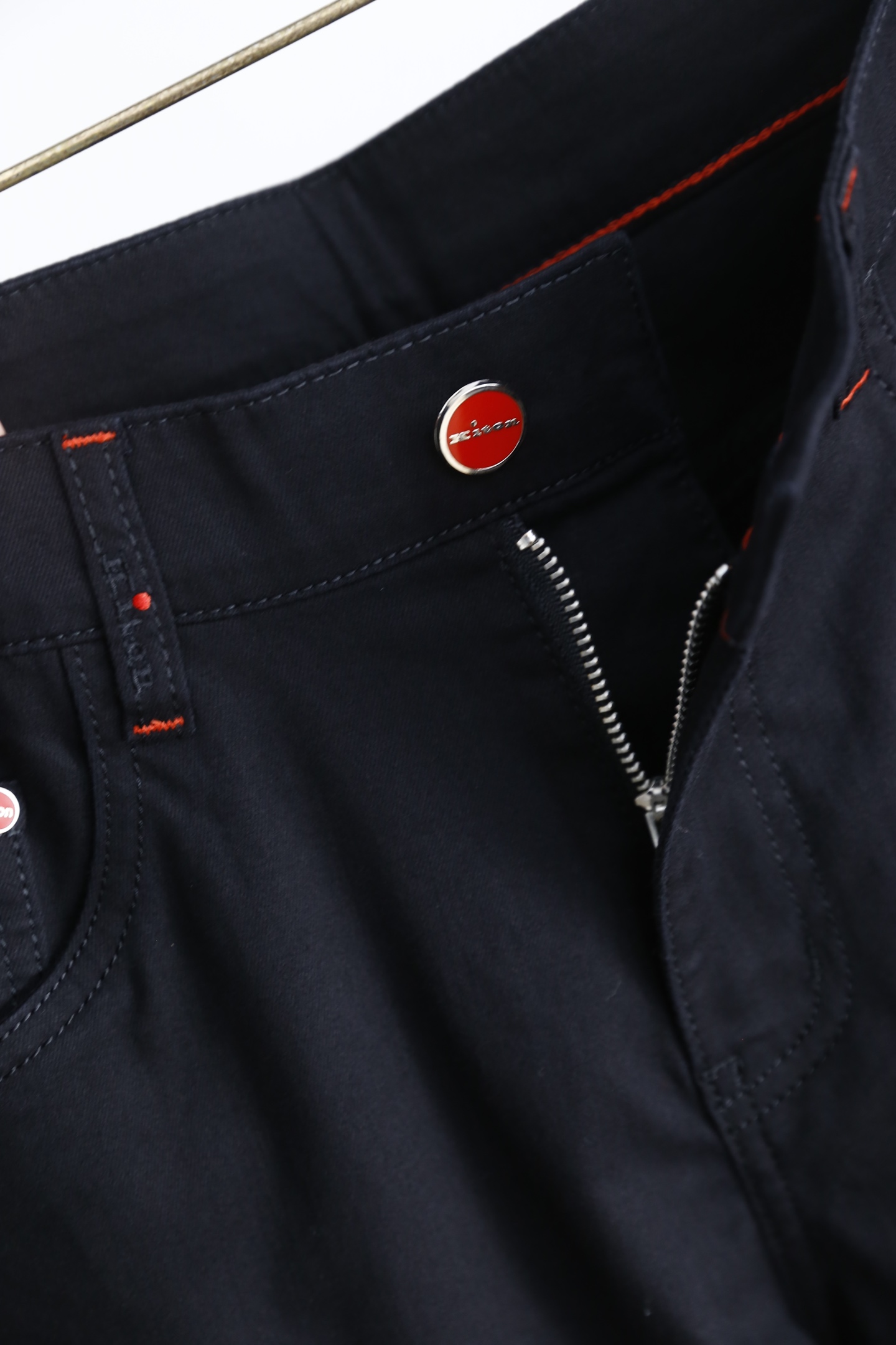 🔥Kiton.
2025春季新品男士👍🏼商务休闲男士休闲长裤！整体简约的设计，经典百搭的款式 没有过多的