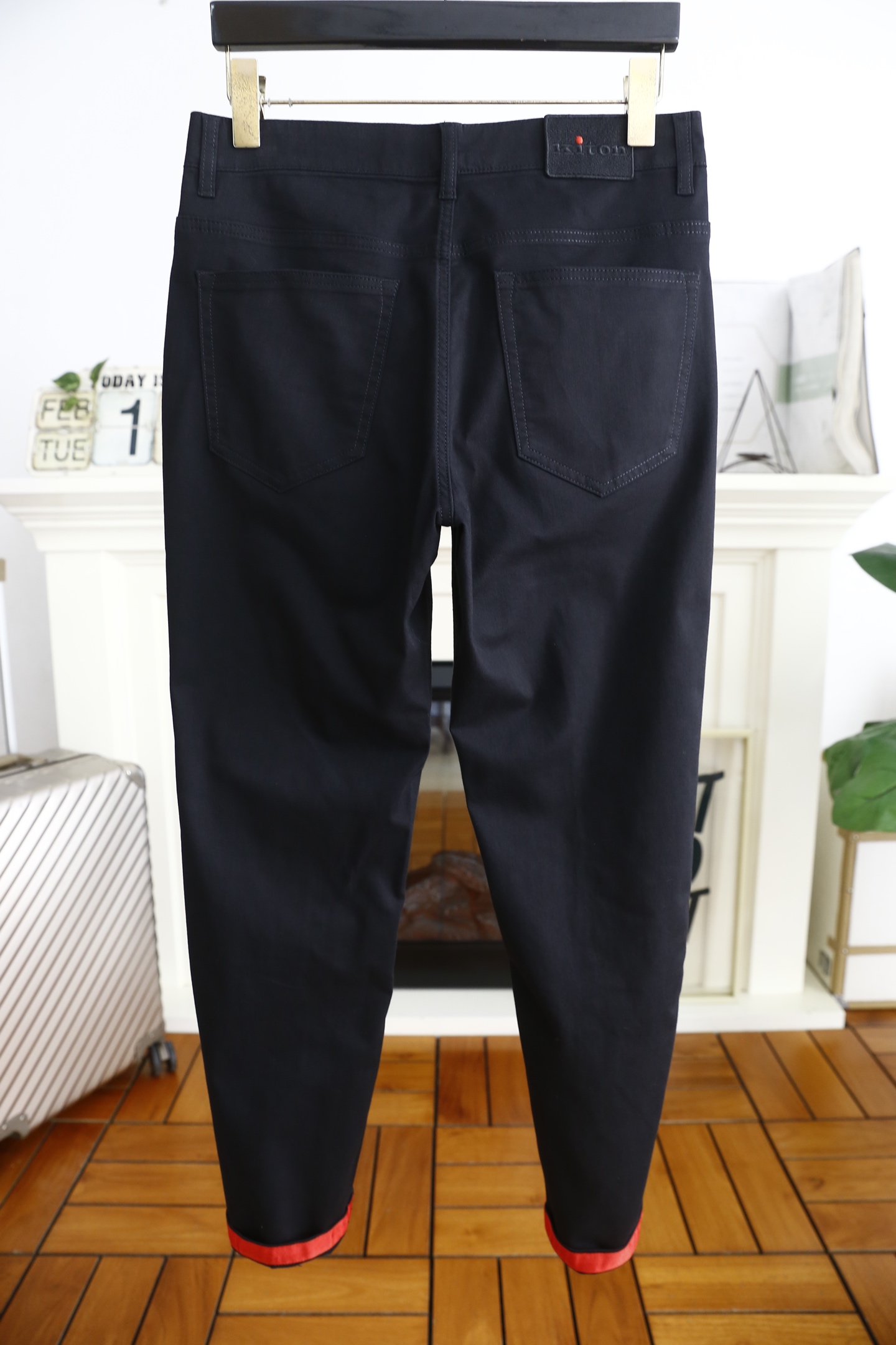 🔥Kiton.
2025春季新品男士👍🏼商务休闲男士休闲长裤！整体简约的设计，经典百搭的款式 没有过多的