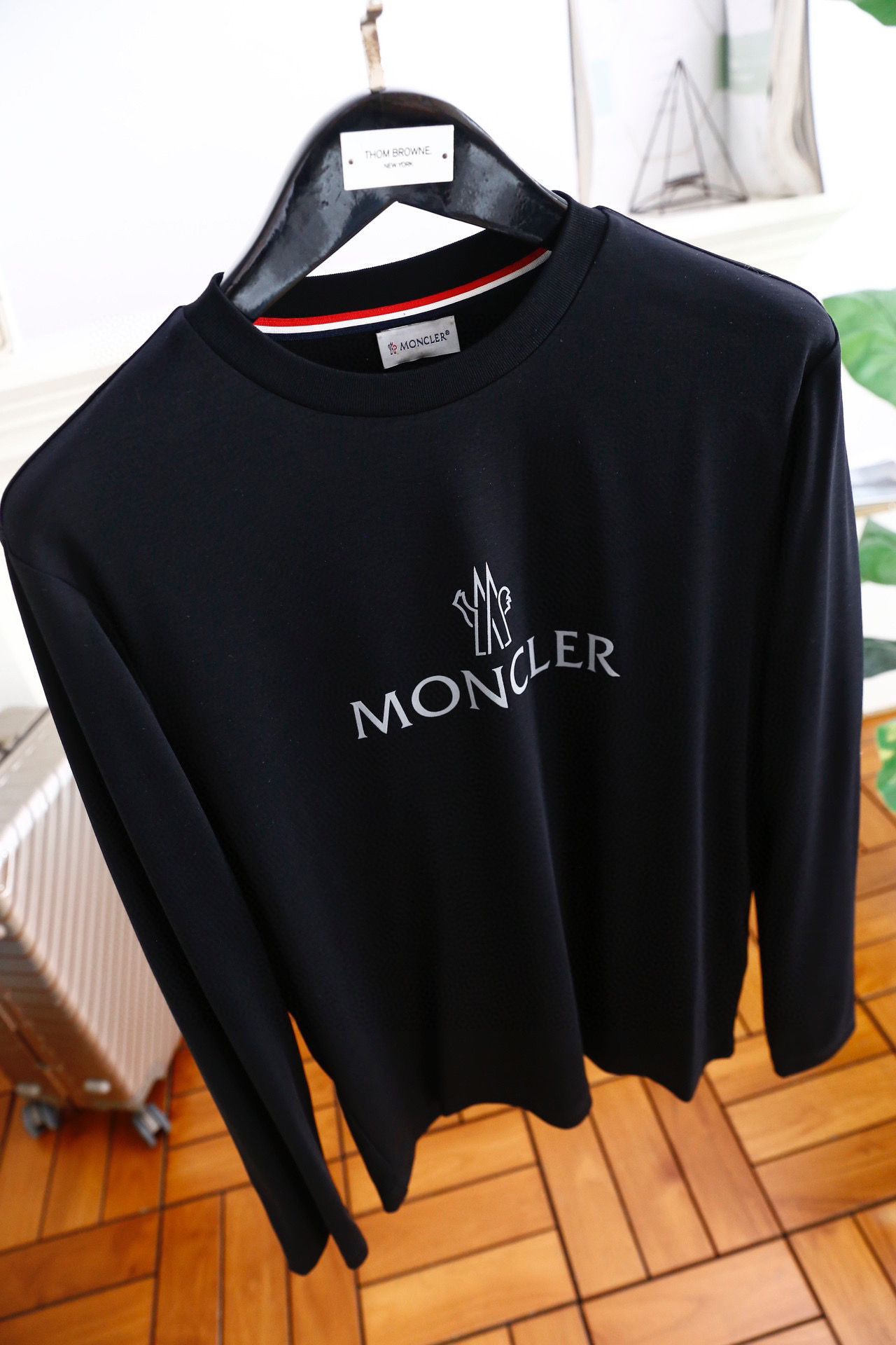 🔥蒙口/Mon*ler.
秋冬时尚男士圆领长袖✅入手便知非常柔软👍🏼上身亲肤感极好！！面料带有很好的弹力