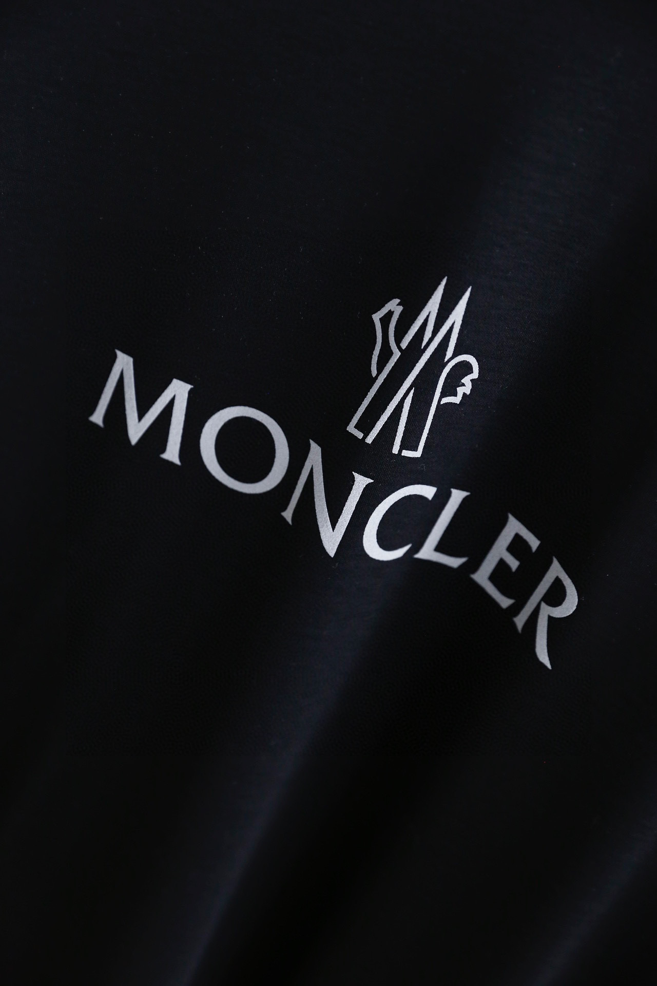 🔥蒙口/Mon*ler.
秋冬时尚男士圆领长袖✅入手便知非常柔软👍🏼上身亲肤感极好！！面料带有很好的弹力