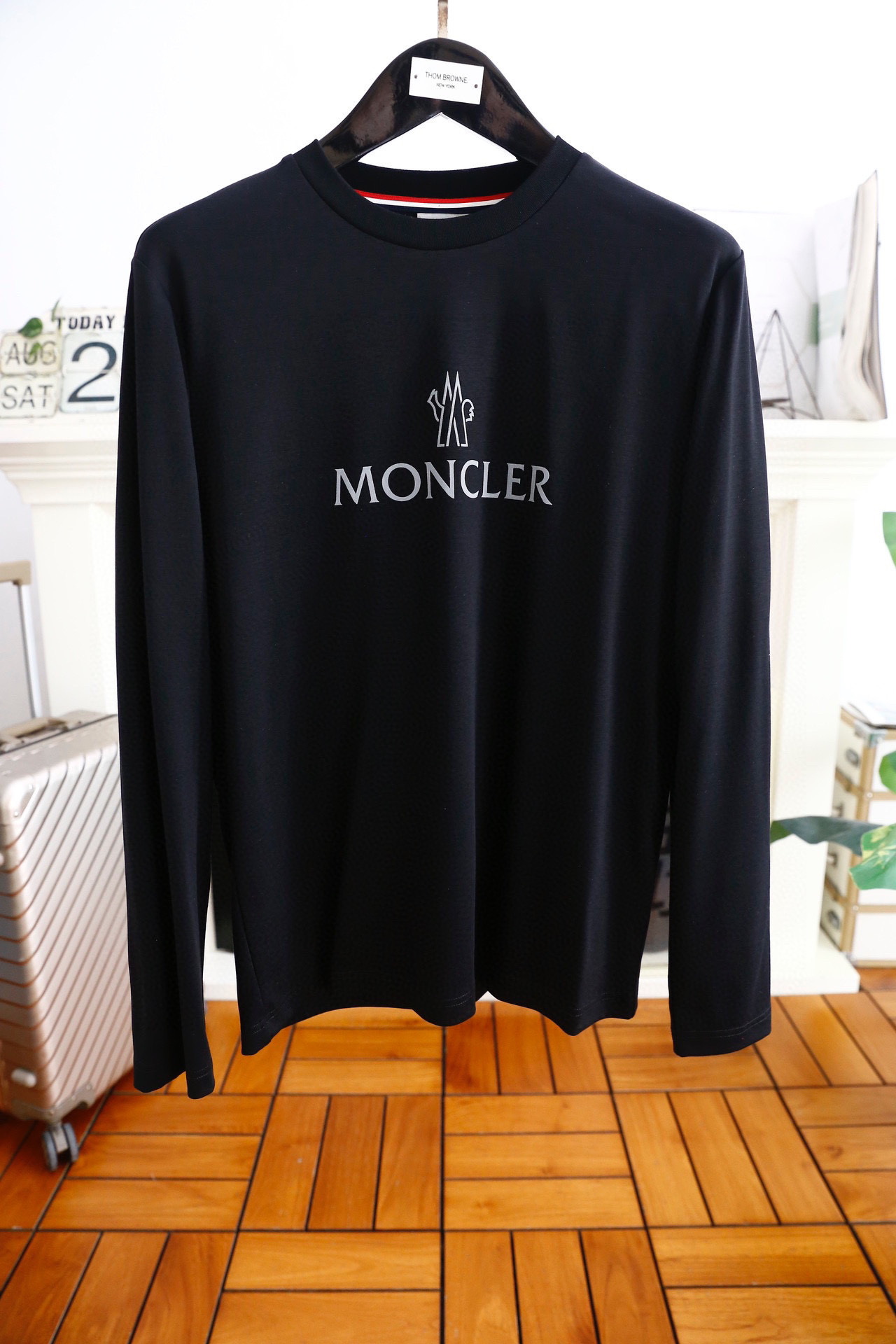 🔥蒙口/Mon*ler.
秋冬时尚男士圆领长袖✅入手便知非常柔软👍🏼上身亲肤感极好！！面料带有很好的弹力