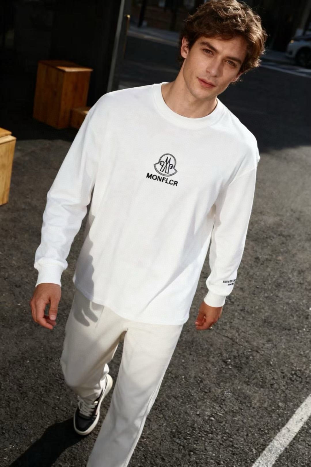 NO:599971,Monc*er. 2025 new autumn fashionable men’s round neck long-sleeved sweatshirt!  Luxurious classic customized LOGO is matched with high-end top-grade fabrics, which are extremely comfortable and warm. It can be anti-static and feels comfortable and smooth. The details are full of high-end. The shape is super crisp and stylish. It is a versatile item for street sports. The upper body is low-key yet luxurious. The must-have for trendy men, the counter size is 48-56, shipped the next day!  ,,Moncler,hoodie,sweatshirts,alexander wang19860909蒙口/Monc*er. 2025秋季新品时尚男士圆领长袖卫衣！奢华经典定制LOGO搭配采用高档顶级面料,舒适保暖极佳 可防静电手感舒适顺滑 ,细节之处尽显高级,版型超赞挺括有型 ,街头运动百搭单品,上身低调而不失奢华,潮男必备款专柜尺码48-56,隔天出货！,,Moncler,hoodie,sweatshirts,alexander wang,Men's clothing