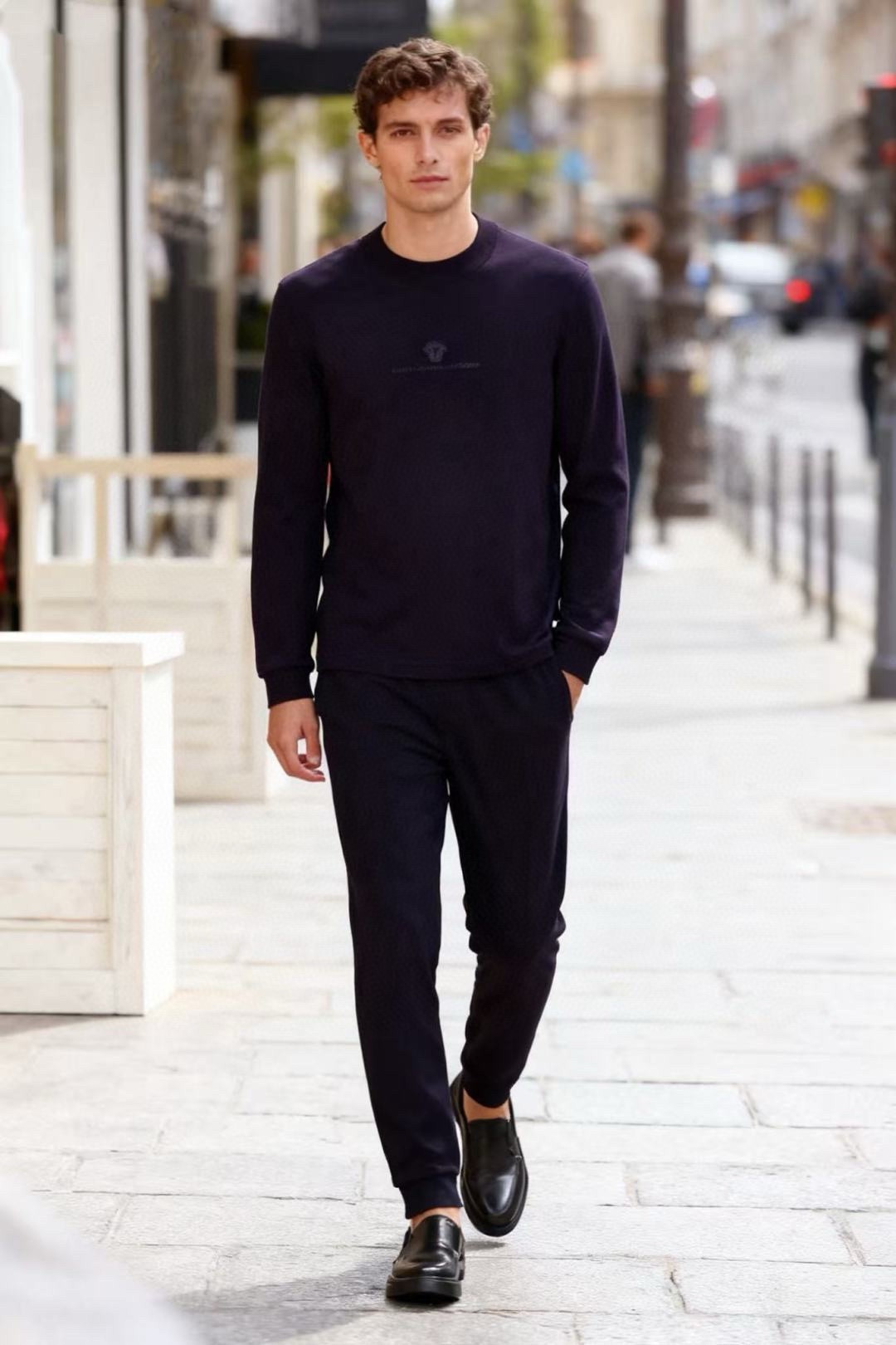 NO:599969,Vers*ce. 2025 new autumn fashion men’s round neck sweatshirt luxury classic brand Medusa LOGO design!  It will definitely stand the test of time!  !  Made of high-end comfortable and warm fabrics, ultra-comfortable fabrics, very classy and a must buy for those who know the goods!  The upper body effect is great!  Counter sizes M-3XL, shipped the next day!  ,,versace,versace,hoodie,sweatshirts,alexander wang19860909范思泽/Vers*ce. 2025秋季新品时尚男士圆领卫衣奢华经典品牌美杜莎LOGO设计！绝对经得起时间的考验！！采用高档舒适保暖面料,超舒适面料,非常显档次懂货的必须入！上身效果非常赞！专柜尺码M-3XL,隔天出货！,,versace,versace,hoodie,sweatshirts,alexander wang,Men's clothing