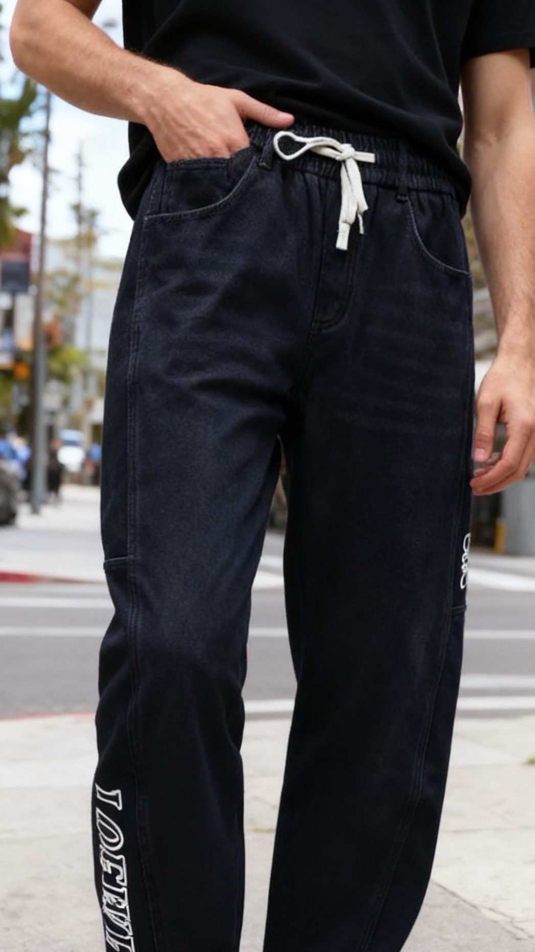 NO:656135,Loewe. 2025 autumn and winter new style!  Fashionable men's trendy and versatile velvet jeans are made of charcoal black washed denim fabric. The surface has a delicate white texture, which has a retro and crisp texture. The velvet design on the inside improves warmth and feels soft and skin-friendly. The waistband is designed with elastic drawstrings, and the white thin drawstrings contrast sharply with the black trousers. The waist can be adjusted freely, making it easy to put on and take off; there are classic strips on both sides.  The pockets are inserted diagonally, and the edges of the pockets are neatly stitched. The trousers are loose scimitar pants with smooth lines and good drape. The trouser legs are decorated with the brand's original LOGO and the brand's letter pattern. The simple and trendy design has become a visual highlight. The trouser legs are designed with natural cuffs, and the overall style is casual and street style. It is both comfortable and trendy. It is a practical item for autumn and winter wear!  Sizes 48-56, shipped next day!  ,,loewe,jeans,alexander wang19860909罗意威. 2025秋冬新款！时尚男士潮流百搭加绒牛仔裤为炭黑色水洗丹宁面料,表层带有细腻的磨白纹理,质感复古且挺括,内里加绒设计提升了保暖性,触感柔软亲肤.裤腰采用松紧抽绳设计,白色细抽绳与黑色裤身形成鲜明对比,可自由调节腰围,穿脱便利；两侧设有经典斜插口袋,口袋边缘缝线工整.裤身是宽松的弯刀裤型,线条流畅且垂坠感佳,裤腿处饰有品牌原版LOGO配带品牌字母图案设计简约潮流,成为视觉亮点；裤脚为自然收口设计,整体风格休闲街头,兼具舒适度与潮流感,是秋冬穿搭的实用单品！尺码48-56,隔天出货！,,loewe,jeans,alexander wang,Men's clothing