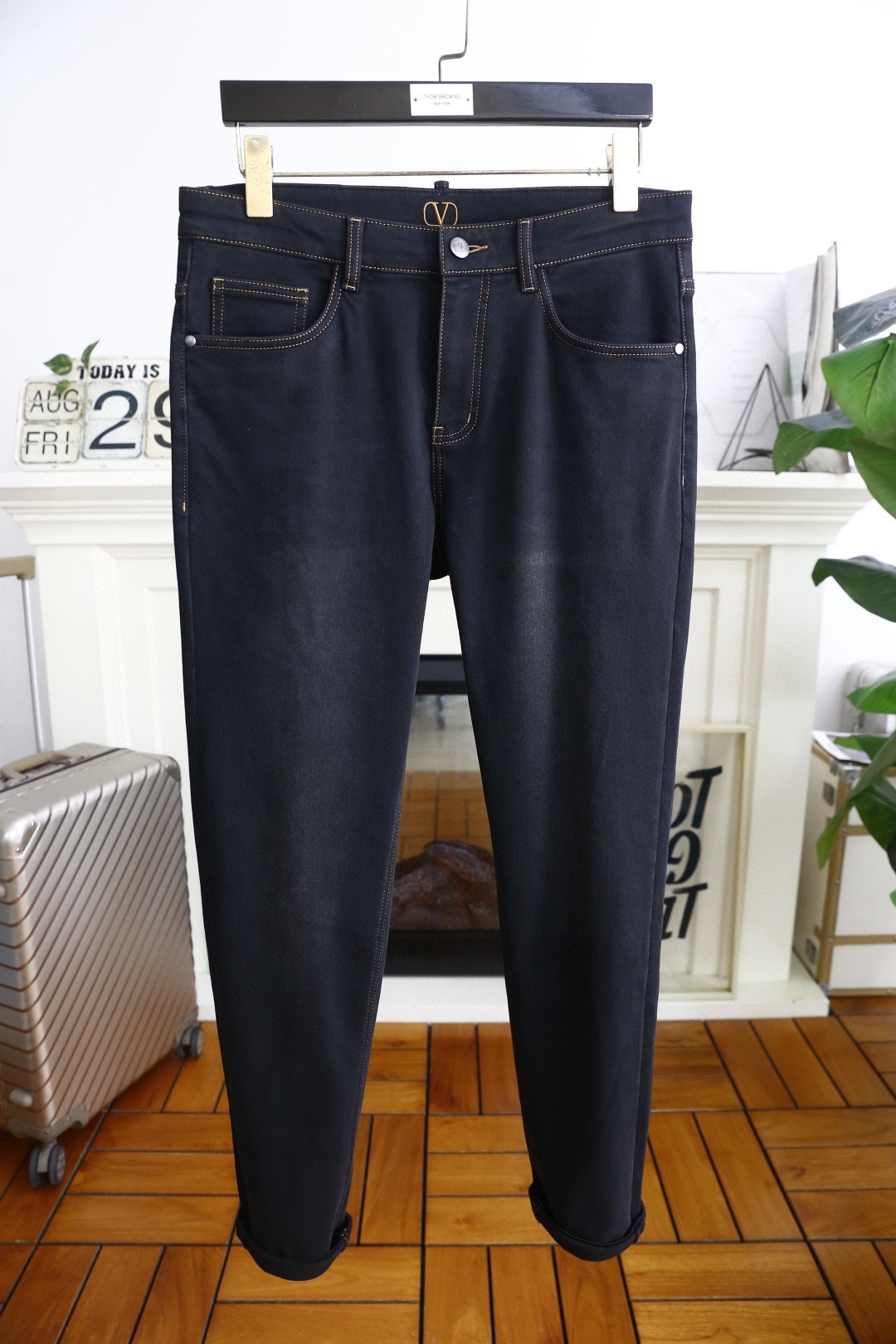 NO:656143,Valentino. 25 new autumn fashionable men's jeans are made of customer-washable stretch jeans!  Luxurious classic brand logo design!  Therefore, the fashion trend has become one of the biggest selling points and the price-performance ratio is extremely high. There is no confusion or trouble about color conflict. Such a high-end jeans with rich inner fabrics are absolutely fashionable, casual and versatile!  A must-have for trendy men!  Counter sizes are 29-40, with 35 available!  Ships next day!  ,,valentino,jeans,alexander wang19860909华伦天奴. 25秋季新品时尚男士牛仔裤采用客供水洗弹力牛仔裤！奢华经典品牌Logo设计！时尚潮流因此已成为最大卖点之一而性价比又极高,没有颜色冲突的困惑或困扰,这么一款丰富内练高端牛仔裤,绝对时尚休闲百搭款！潮男必备！专柜尺码29-40,有35！隔天出货！,,valentino,jeans,alexander wang,Men's clothing