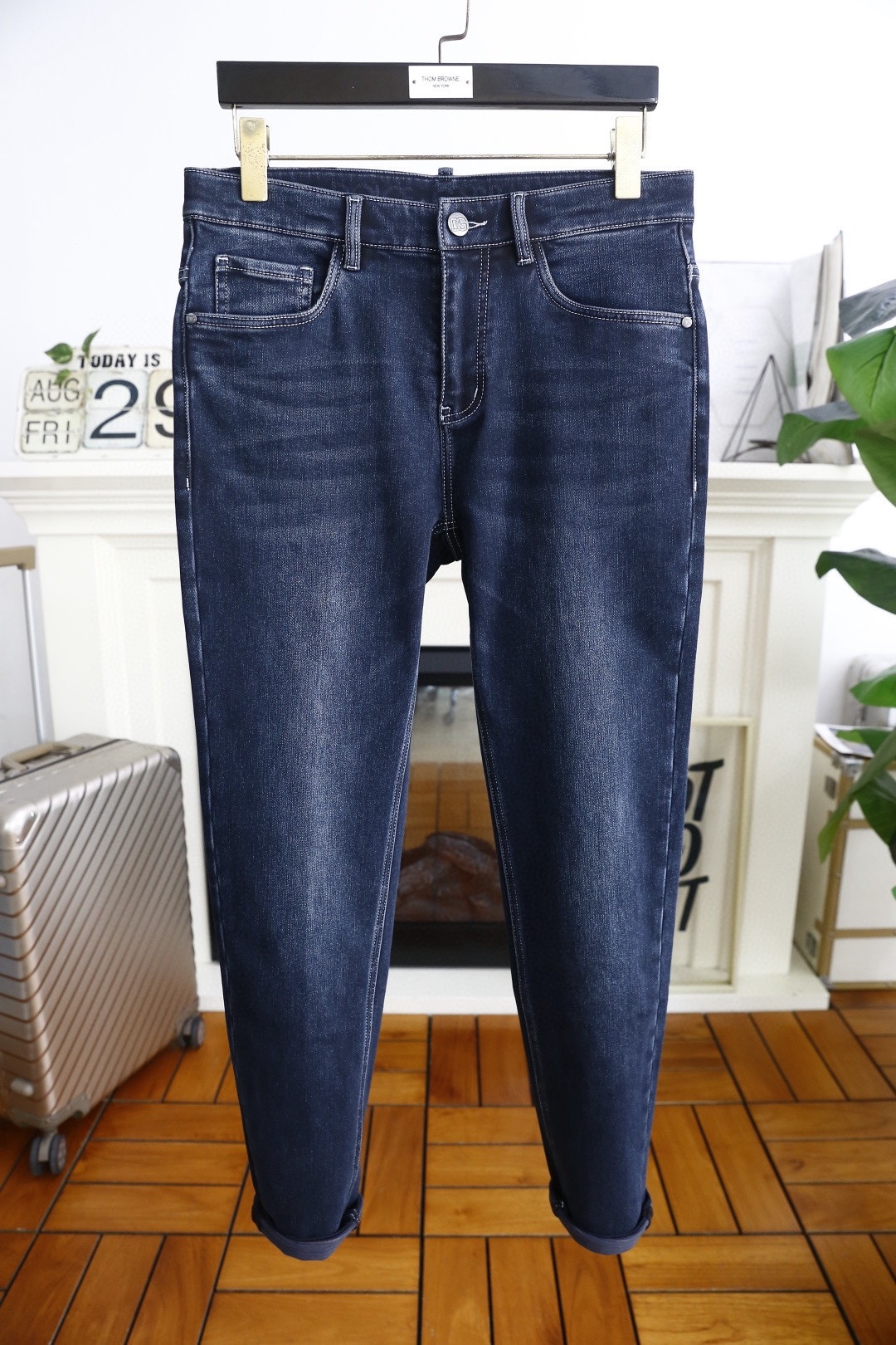 NO:656148,Dolce & Gabbana. 2025 new autumn original high-end men's jeans!  Luxurious and classic brand letter LOGO accessories. Very comfortable to wear. Low-key yet luxurious. Very classy to wear. Needless to say the style and tailoring of the pants. The upper body is exquisite and high-end, made of top-quality materials. The real denim is made of high-end top-quality washed denim fabrics. The quality is outstanding. After heavy washing, the pants are very soft!  Don't be picky, the upper body is absolutely stylish and extremely luxurious. The counter sizes are 29-38, and 35 is available!  Ships next day!  ,,Dolce&Gabbana,Dolce&Gabbana,jeans,alexander wang19860909杜嘉班纳/Dolce & Gabbana. 2025秋季新品原单高端男士牛仔裤！奢华经典品牌字母LOGO配饰 身穿着非常舒适 低调不失奢华 穿出去非常有档次 裤型款式和裁剪亦无需多言 上身精致跃然高档一等一顶级质料 真正殿堂级的牛仔布选用 高档顶级洗水牛仔面料,品质卓然,经过重水洗使得裤子很柔软！不挑人 上身绝对的有型 极度奢华. 专柜尺码29-38,有35！隔天出货！,,Dolce&Gabbana,Dolce&Gabbana,jeans,alexander wang,Men's clothing