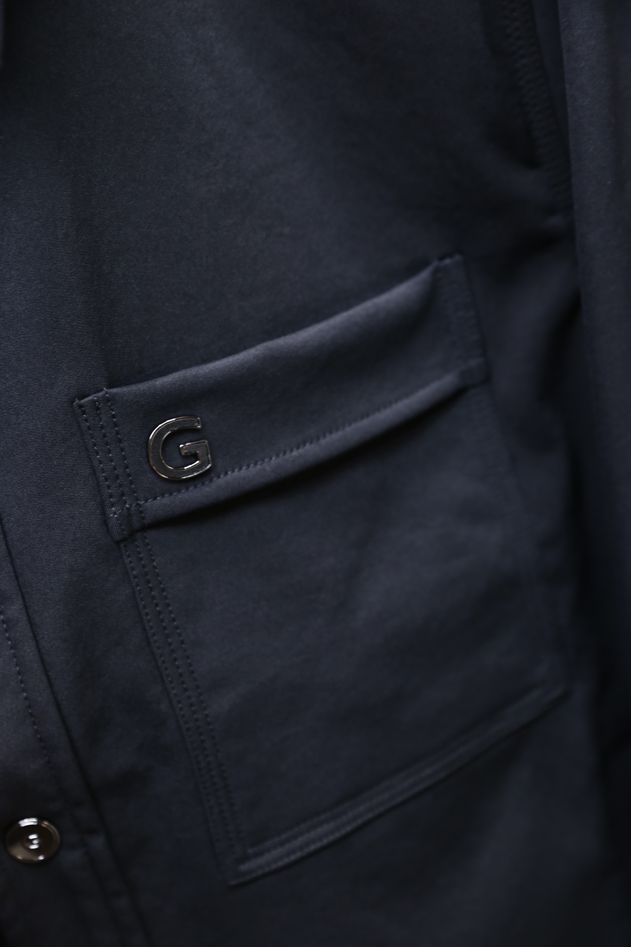 🔥纪梵希.2025秋冬新品！时尚男士衬衫式外套采用细腻的哑光面料制作，质感挺括且垂坠感佳；经典衬衫领搭配