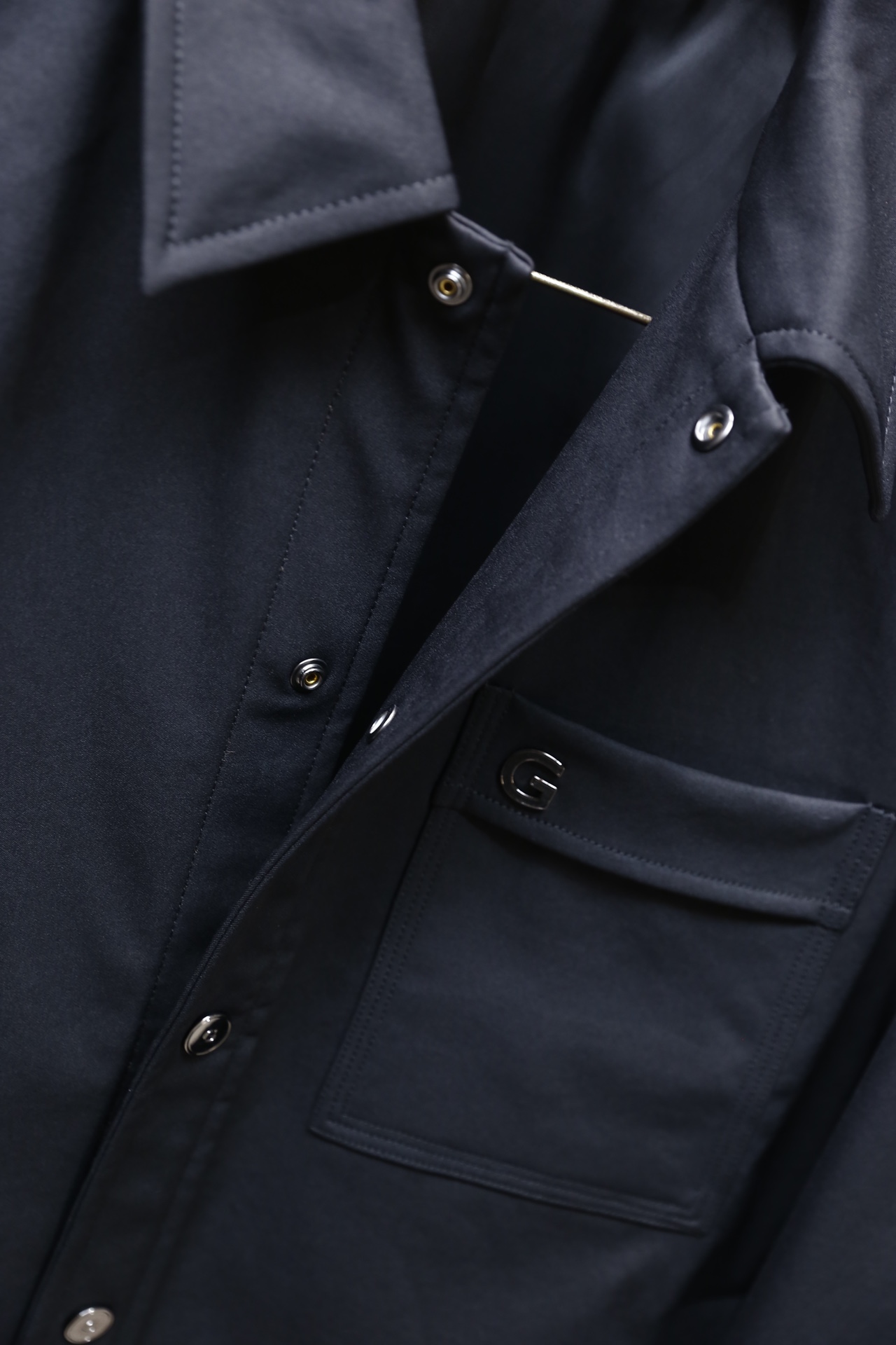 🔥纪梵希.2025秋冬新品！时尚男士衬衫式外套采用细腻的哑光面料制作，质感挺括且垂坠感佳；经典衬衫领搭配