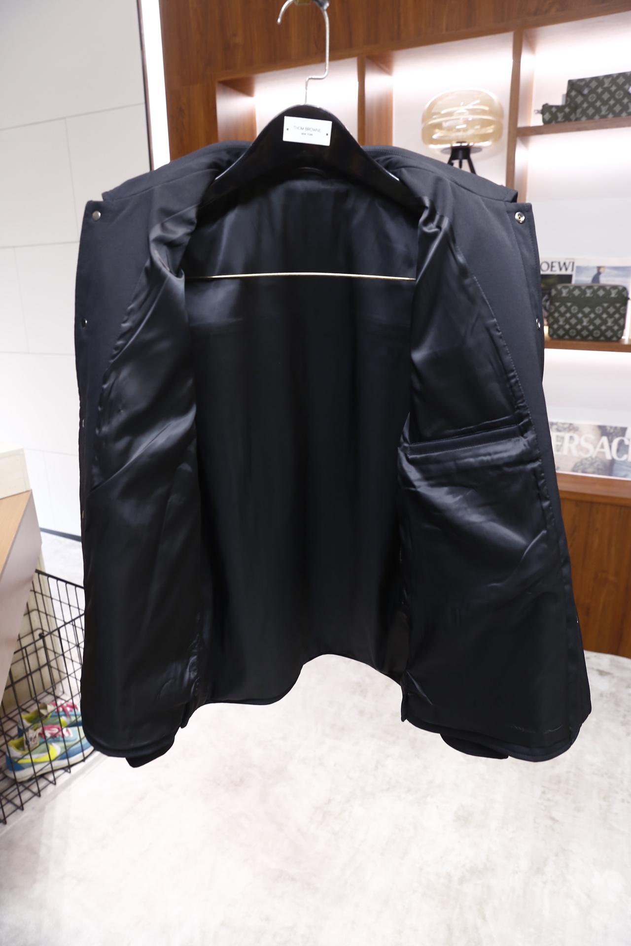 🔥纪梵希.2025秋冬新品！时尚男士衬衫式外套采用细腻的哑光面料制作，质感挺括且垂坠感佳；经典衬衫领搭配