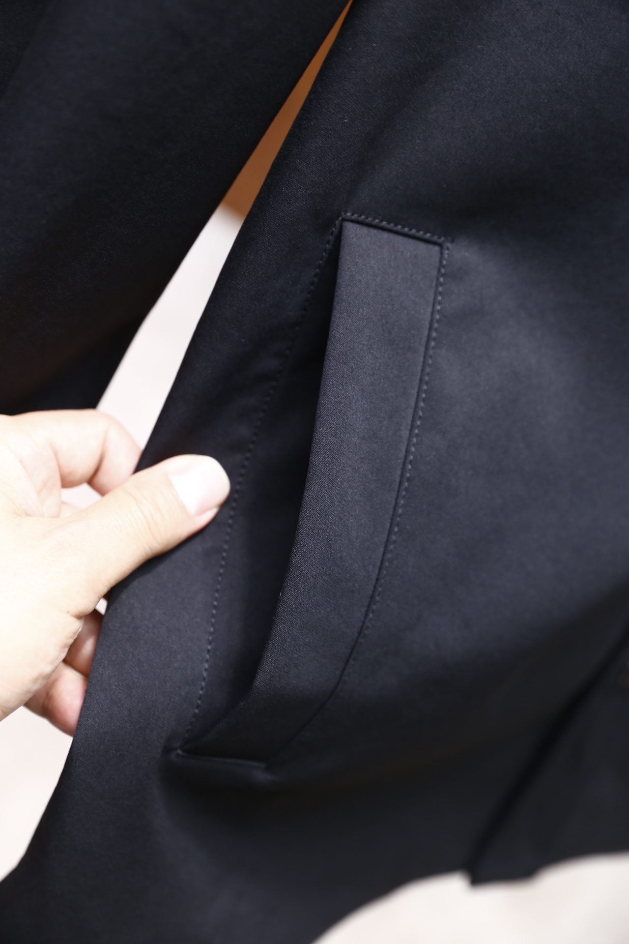 🔥纪梵希.2025秋冬新品！时尚男士衬衫式外套采用细腻的哑光面料制作，质感挺括且垂坠感佳；经典衬衫领搭配