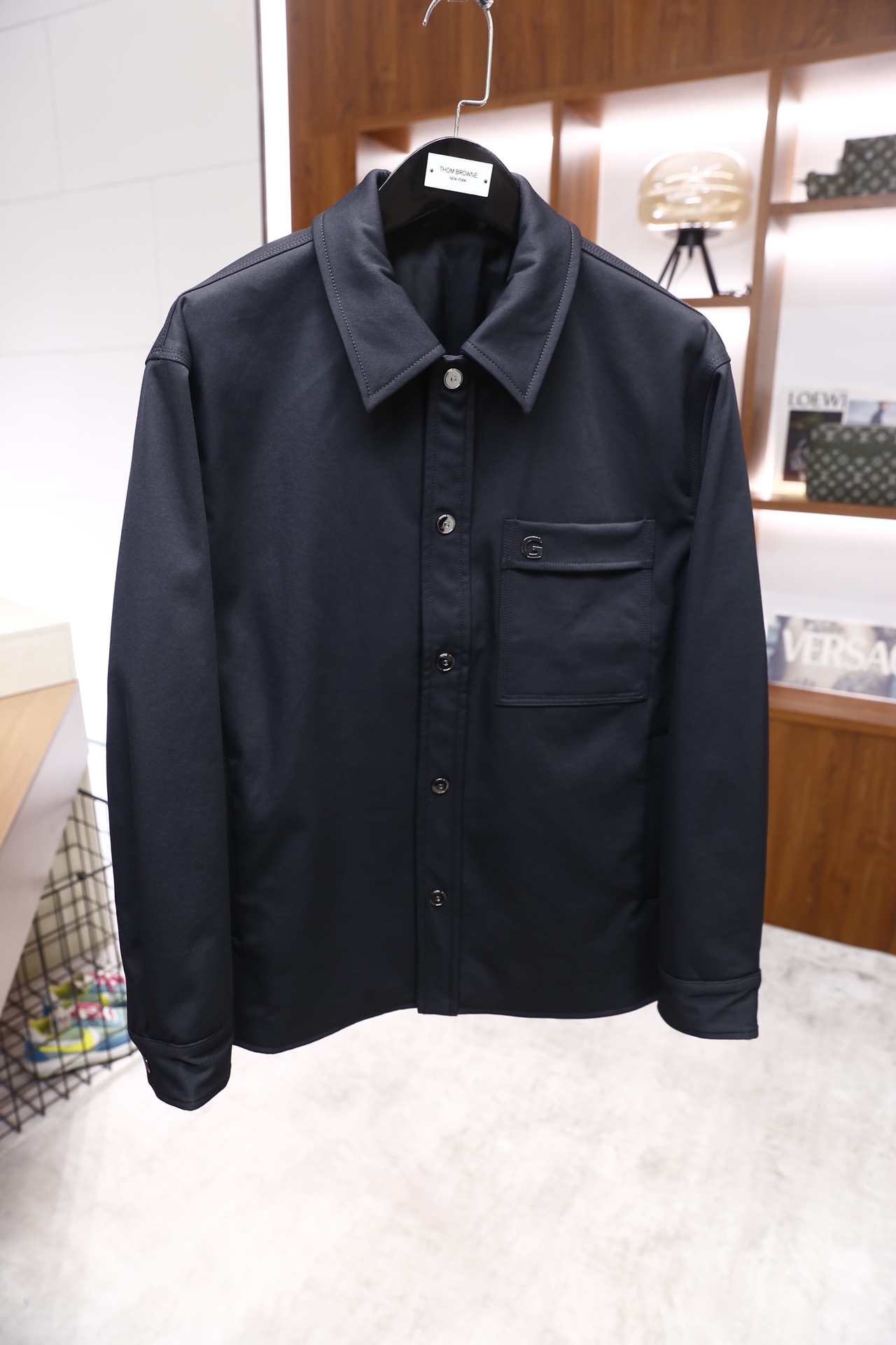 🔥纪梵希.2025秋冬新品！时尚男士衬衫式外套采用细腻的哑光面料制作，质感挺括且垂坠感佳；经典衬衫领搭配