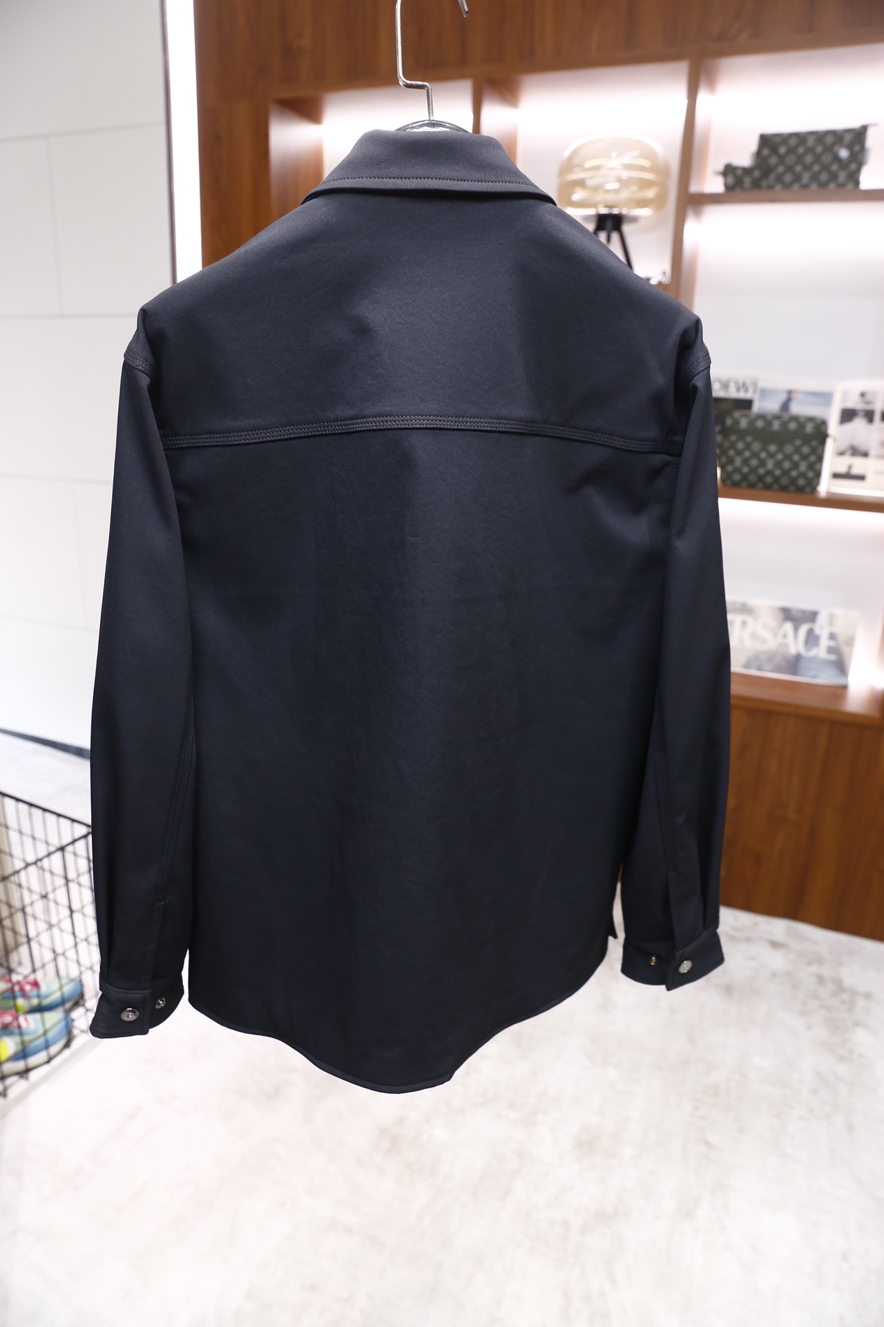 🔥纪梵希.2025秋冬新品！时尚男士衬衫式外套采用细腻的哑光面料制作，质感挺括且垂坠感佳；经典衬衫领搭配