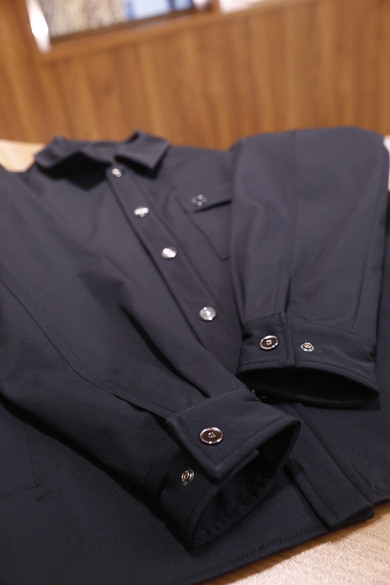 🔥纪梵希.2025秋冬新品！时尚男士衬衫式外套采用细腻的哑光面料制作，质感挺括且垂坠感佳；经典衬衫领搭配