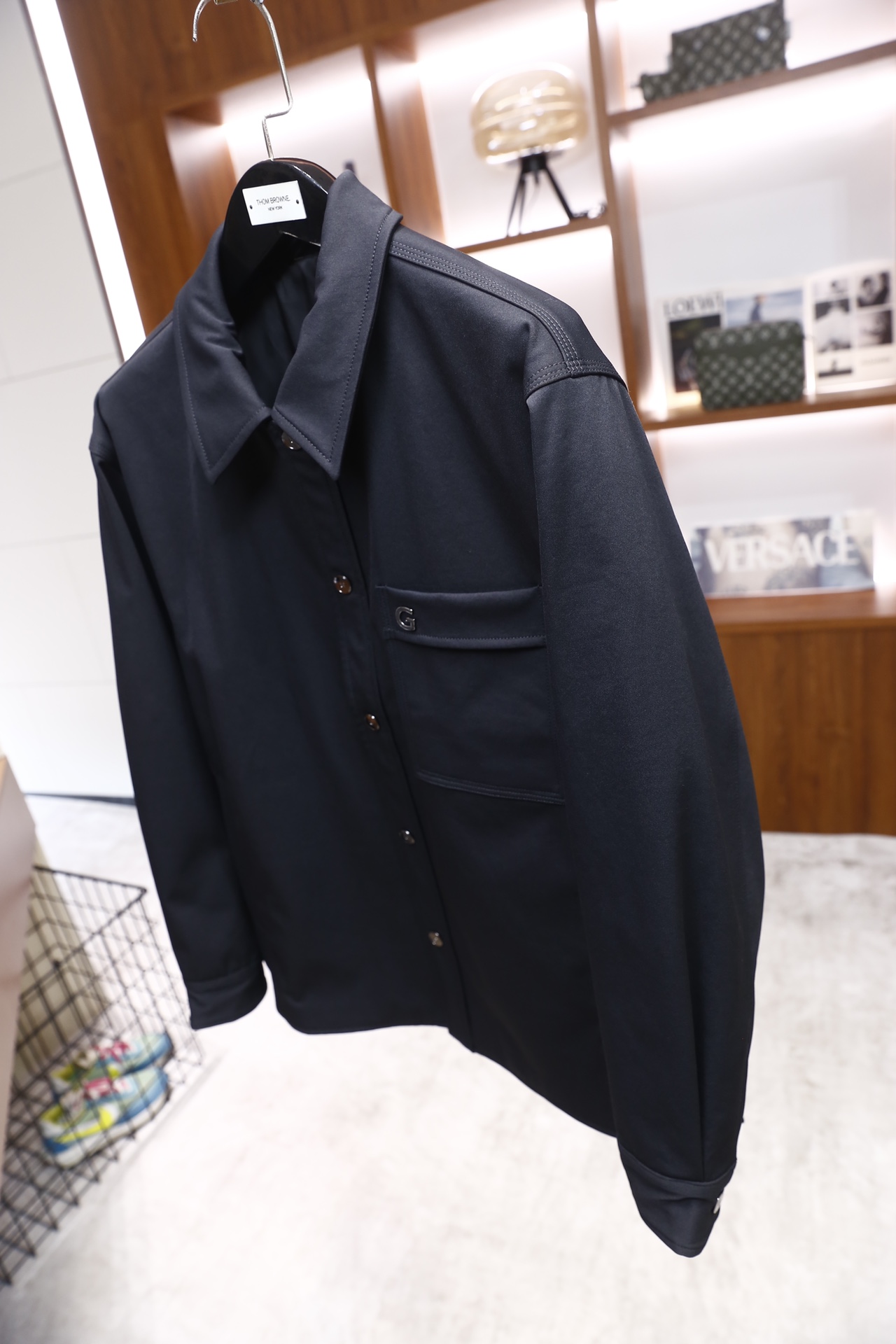 🔥纪梵希.2025秋冬新品！时尚男士衬衫式外套采用细腻的哑光面料制作，质感挺括且垂坠感佳；经典衬衫领搭配