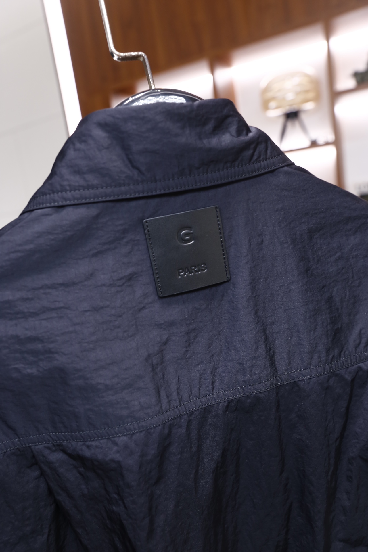 🔥纪梵希.25秋冬新品！时尚男士衬衫式外套采用带有肌理感的轻薄面料制作，质感挺括且透气性佳；经典衬衫领搭