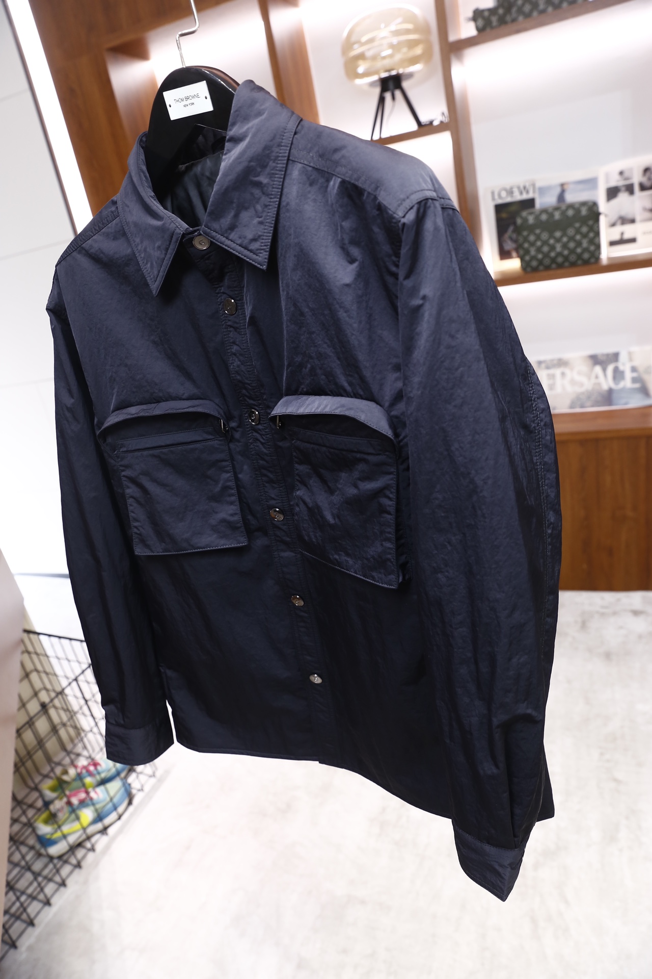 🔥纪梵希.25秋冬新品！时尚男士衬衫式外套采用带有肌理感的轻薄面料制作，质感挺括且透气性佳；经典衬衫领搭