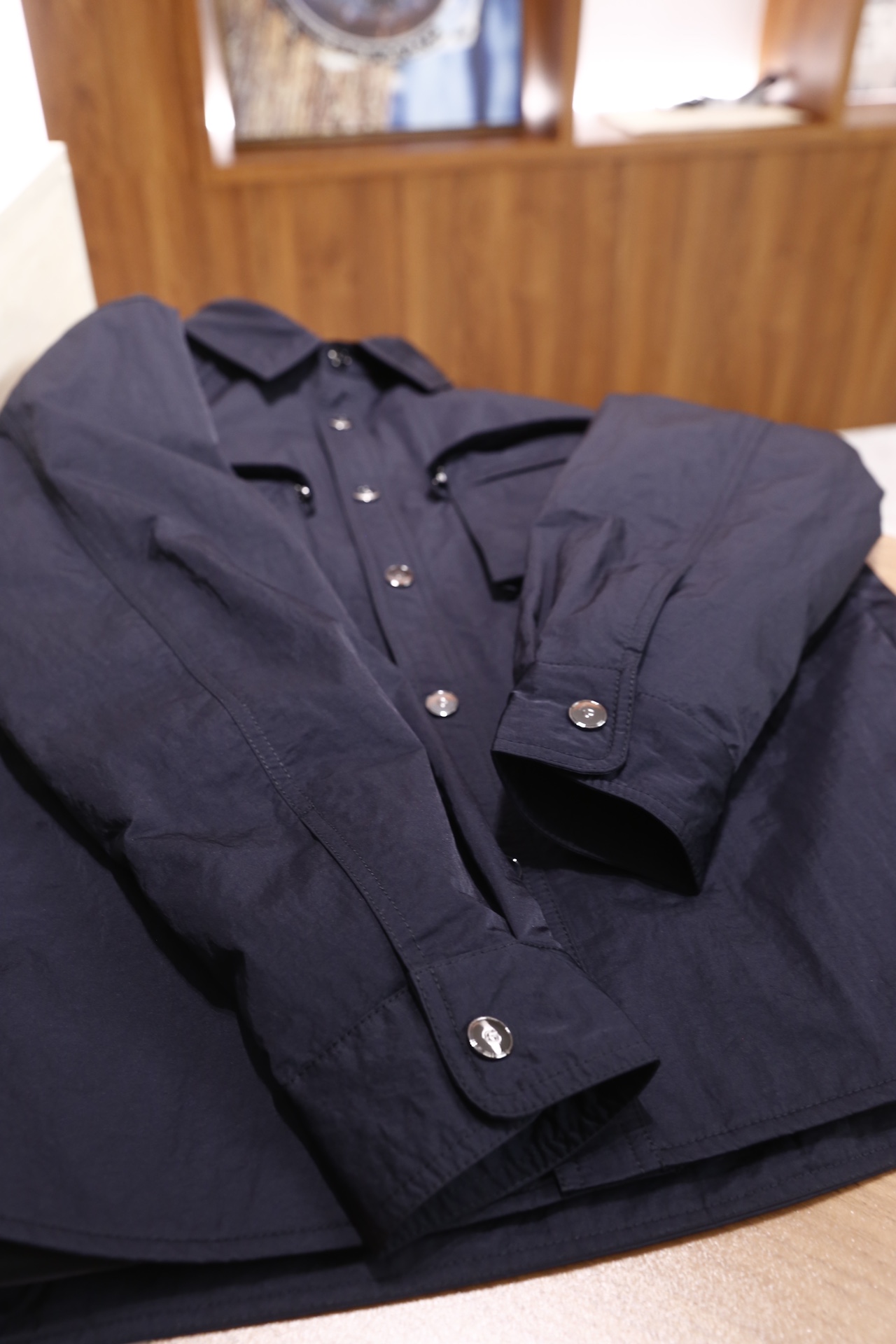 🔥纪梵希.25秋冬新品！时尚男士衬衫式外套采用带有肌理感的轻薄面料制作，质感挺括且透气性佳；经典衬衫领搭