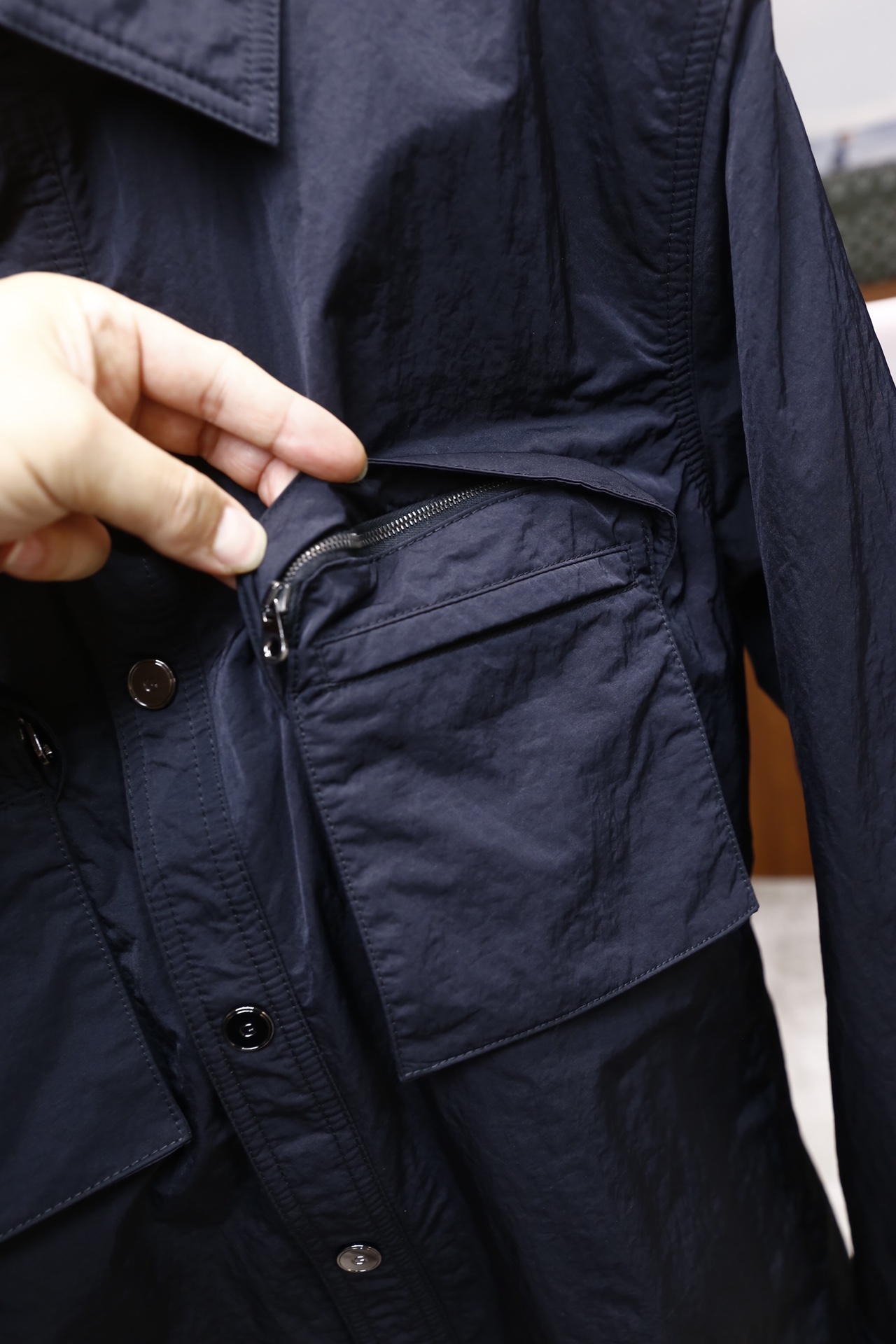 🔥纪梵希.25秋冬新品！时尚男士衬衫式外套采用带有肌理感的轻薄面料制作，质感挺括且透气性佳；经典衬衫领搭