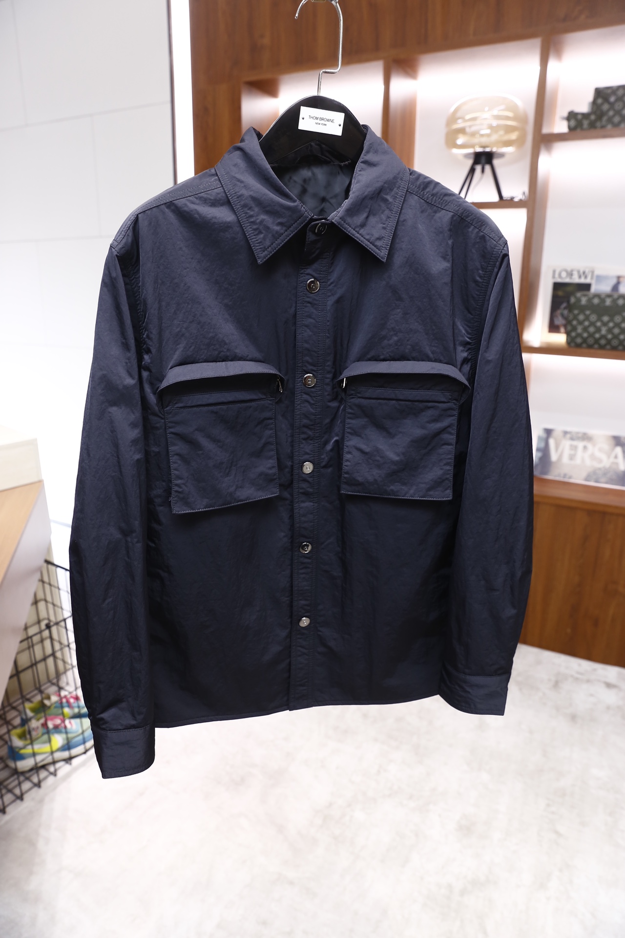 🔥纪梵希.25秋冬新品！时尚男士衬衫式外套采用带有肌理感的轻薄面料制作，质感挺括且透气性佳；经典衬衫领搭