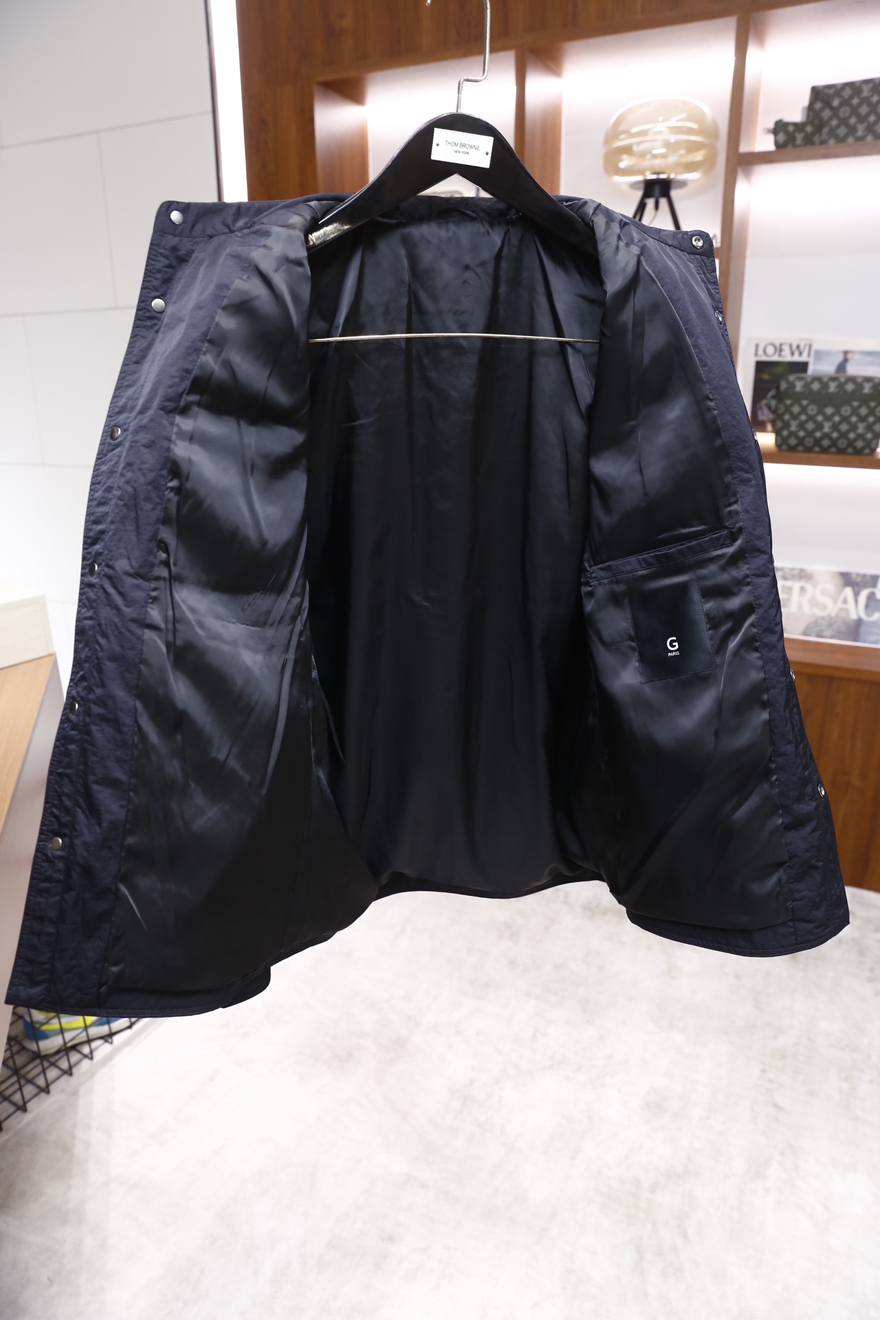 🔥纪梵希.25秋冬新品！时尚男士衬衫式外套采用带有肌理感的轻薄面料制作，质感挺括且透气性佳；经典衬衫领搭