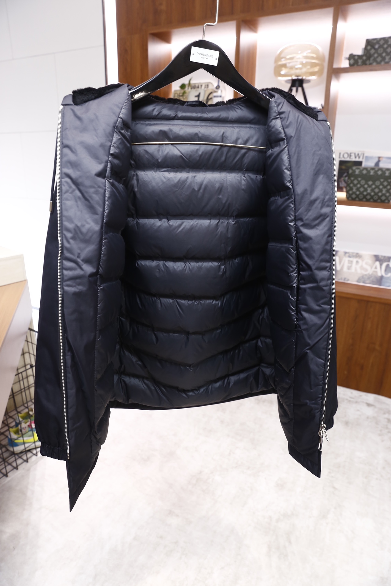 🔥杰尼亚.2025秋冬新品！时尚男士连帽羽绒拼皮外套，主体采用顺滑哑光的防风面料打造，内里填充饱满羽绒，